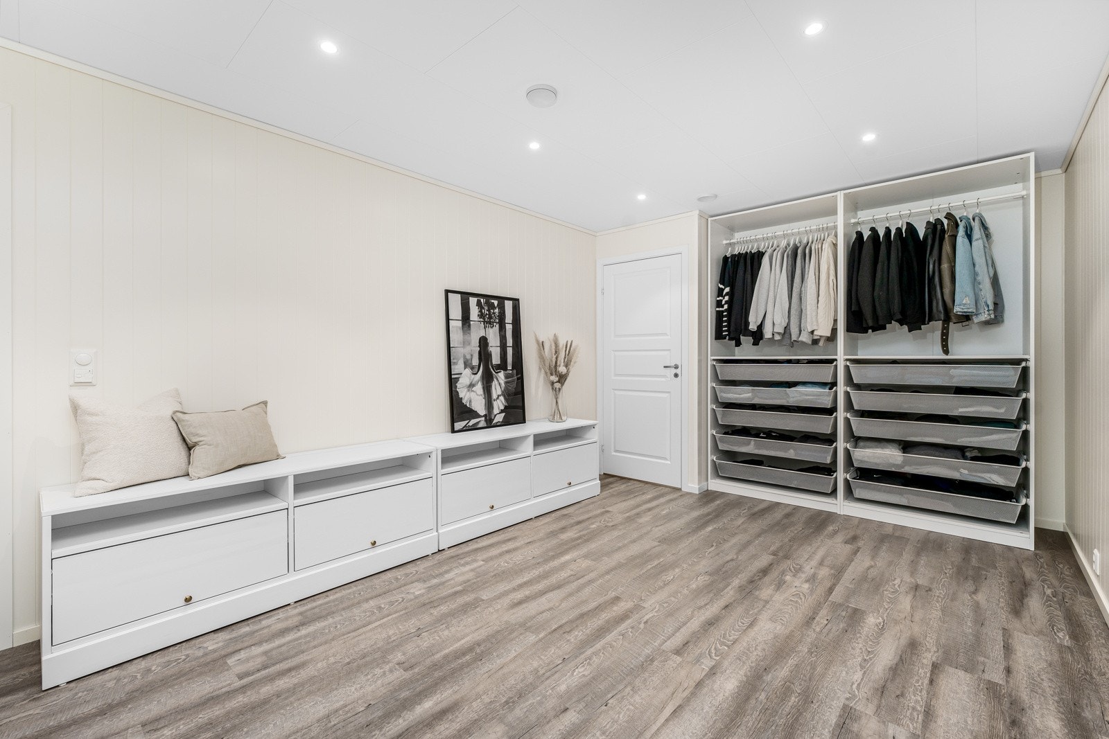 Walk-in-closet. Dette rommet er lagt opp til en stue nr 2 med eget tv-uttak. Galleribilde