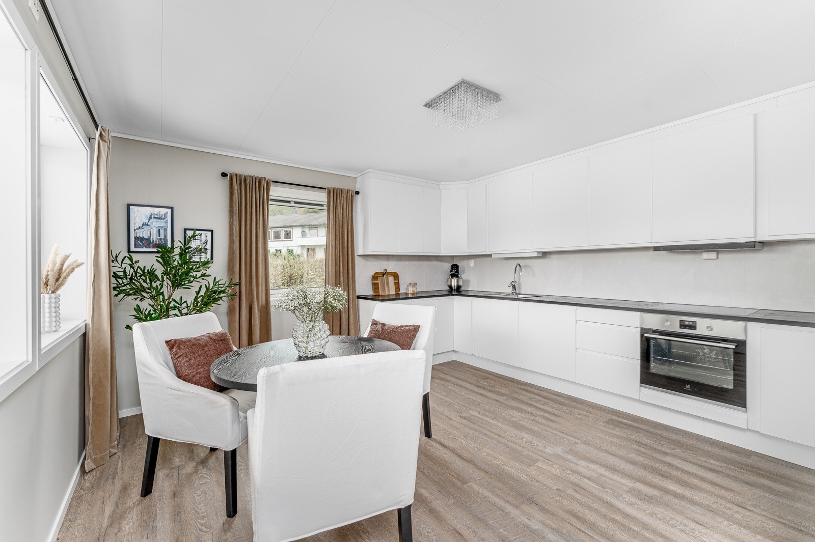 Kjøkken. Lyst og moderne med plass til egen spisegruppe. Galleribilde