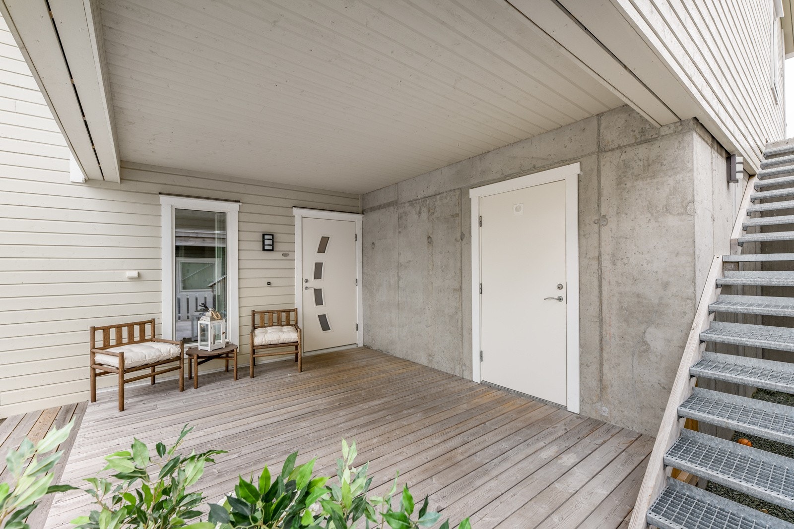 Inngangsparti med terrasse og stor utebod. Galleribilde