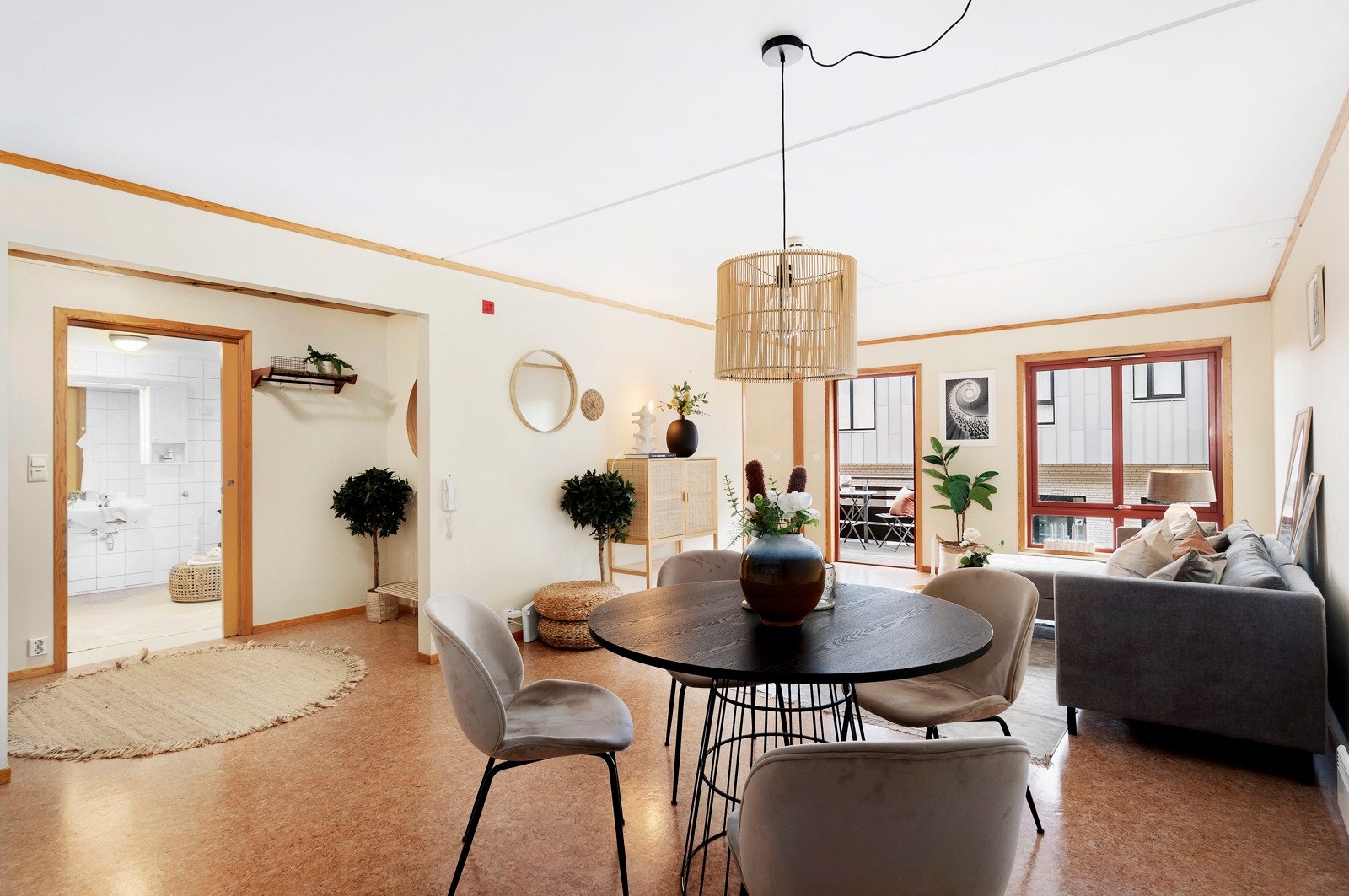 Gode vindusflater i stuen gir rikelig med naturlig lys. Galleribilde