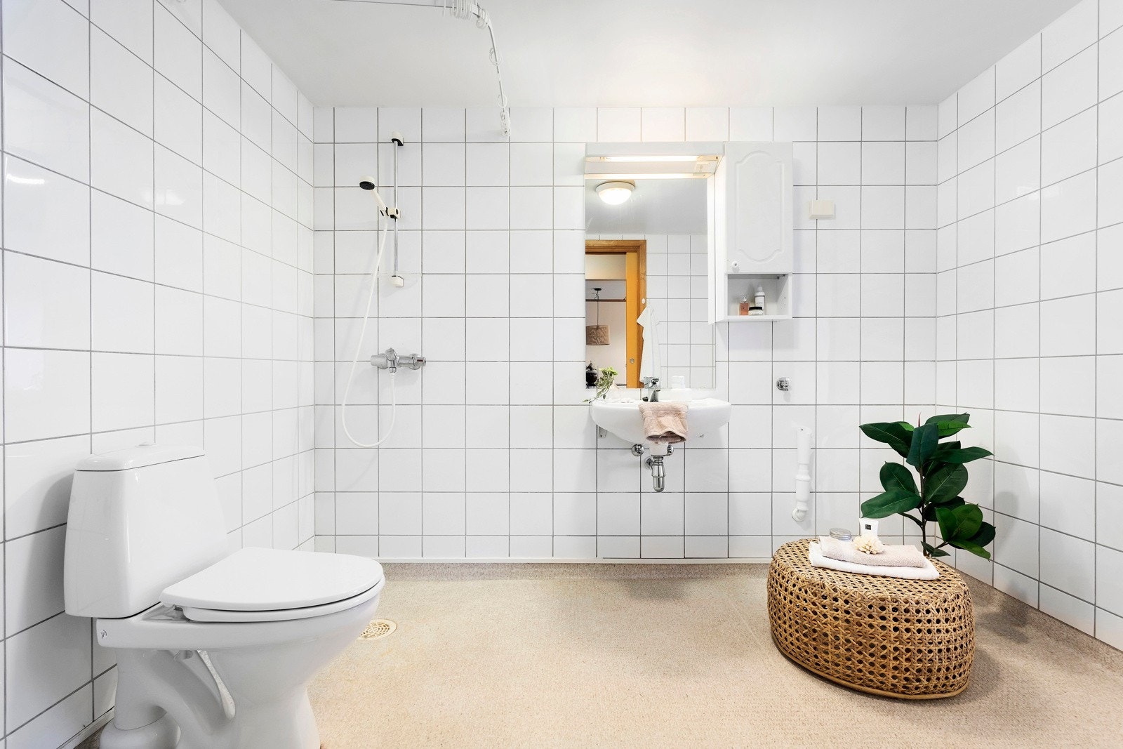Badet inneholder dusjhjørne, wc og servant. Opplegg for vaskemaskin. Galleribilde