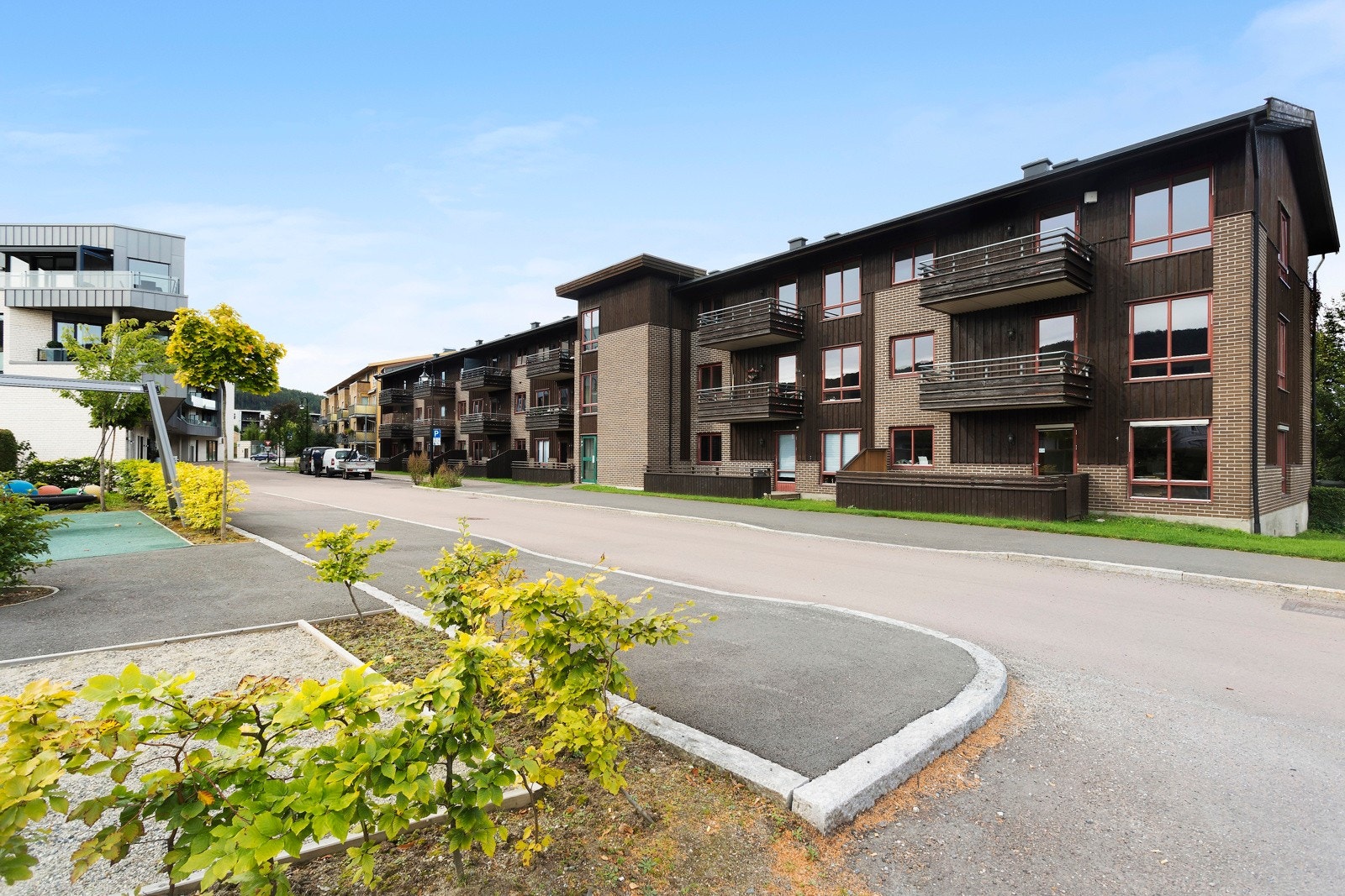 Sommerbilde som viser hyggelig fellesareler ute Galleribilde
