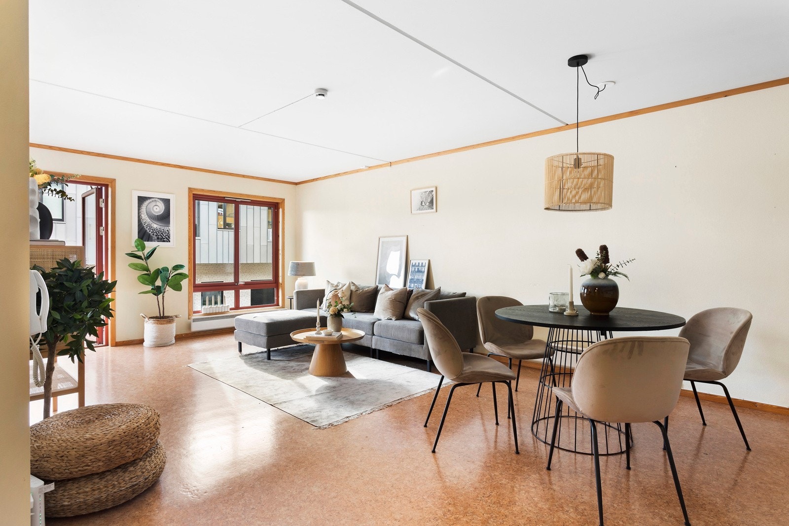 Stor stue med plass til sofa- og spisegruppe. Galleribilde