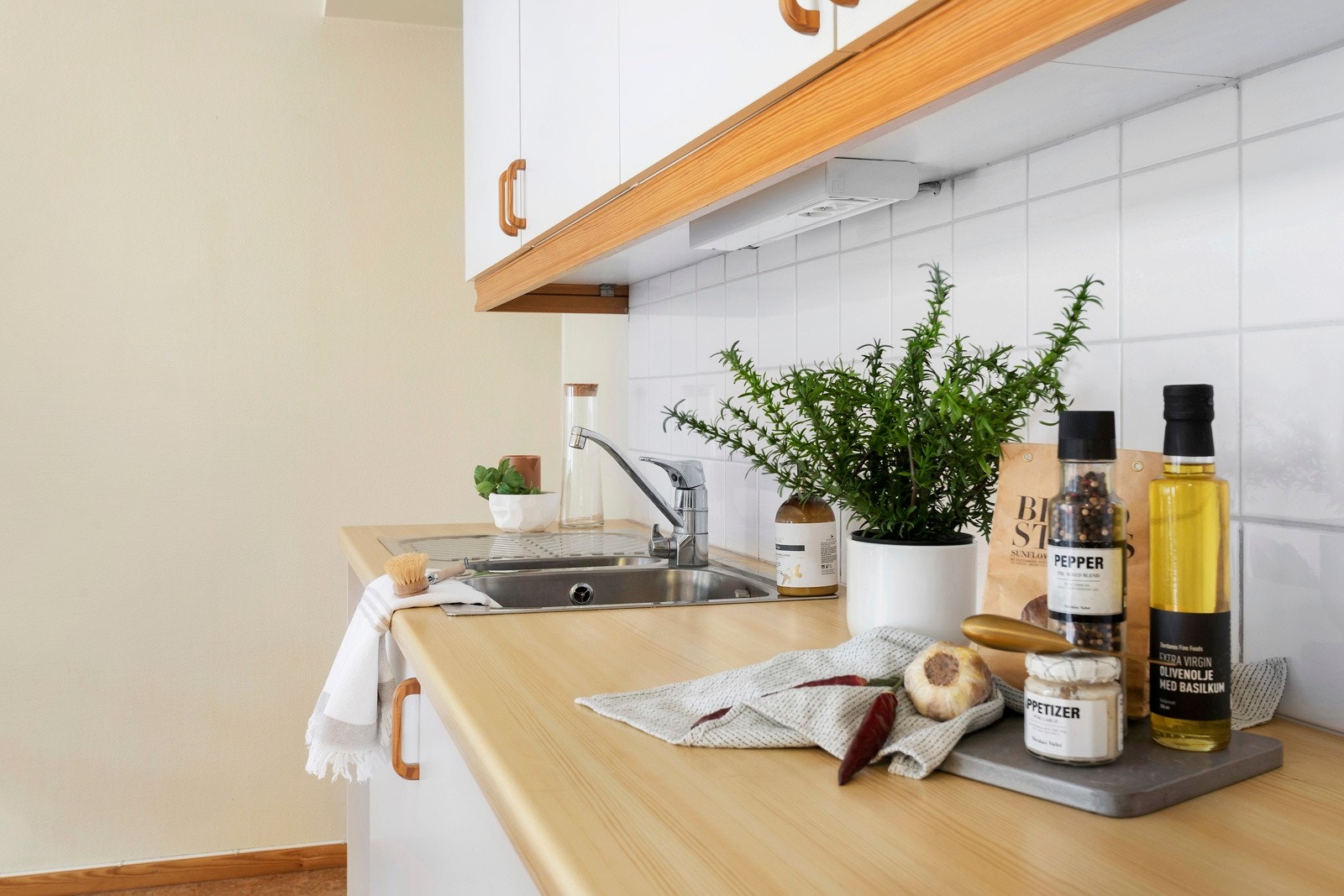 Laminat benkeplate, fliser under overskap samt belysning. Galleribilde