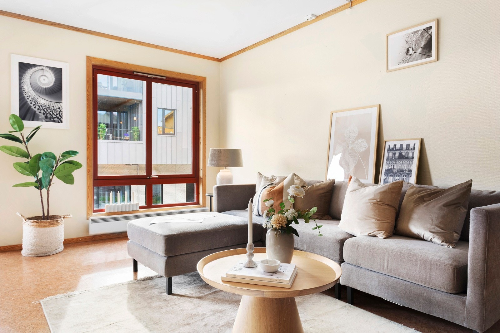 Sofagruppen har plass ved vinduspost - utgang til balkong fra stuen. Galleribilde