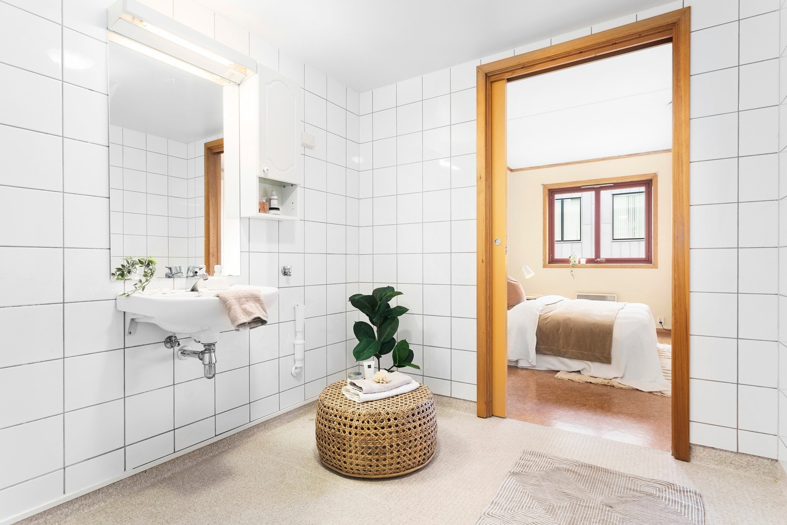 Flislagte vegger og vinlys på baderomsgulvet. Galleribilde