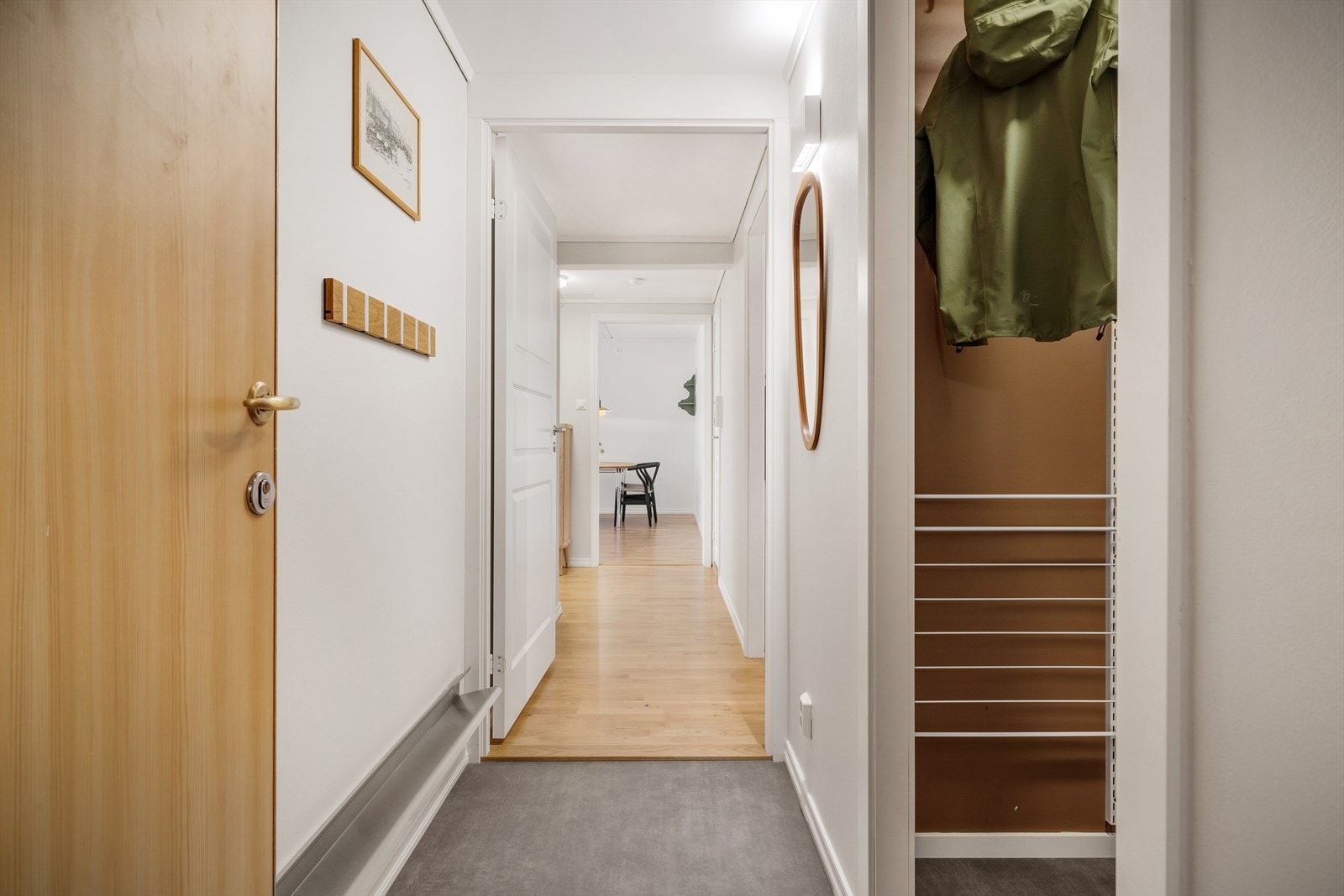 - Entrédelen måler ca. 2m² - Galleribilde