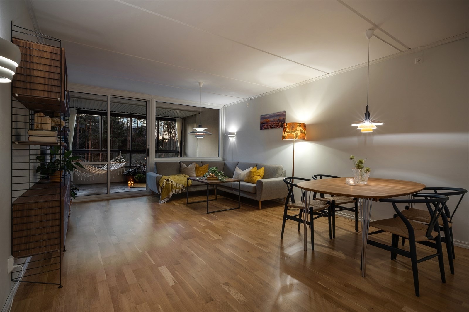 - Leiligheten har et totalt BRA på 92m² og inneholder stue, kjøkken, 2 soverom, bad, entré/gang og innvendig bod - Galleribilde