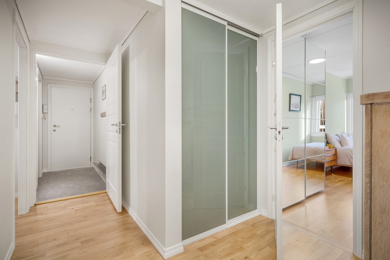 - Praktisk mellomgang på 6m² med innebygget garderobeløsning - Galleribilde