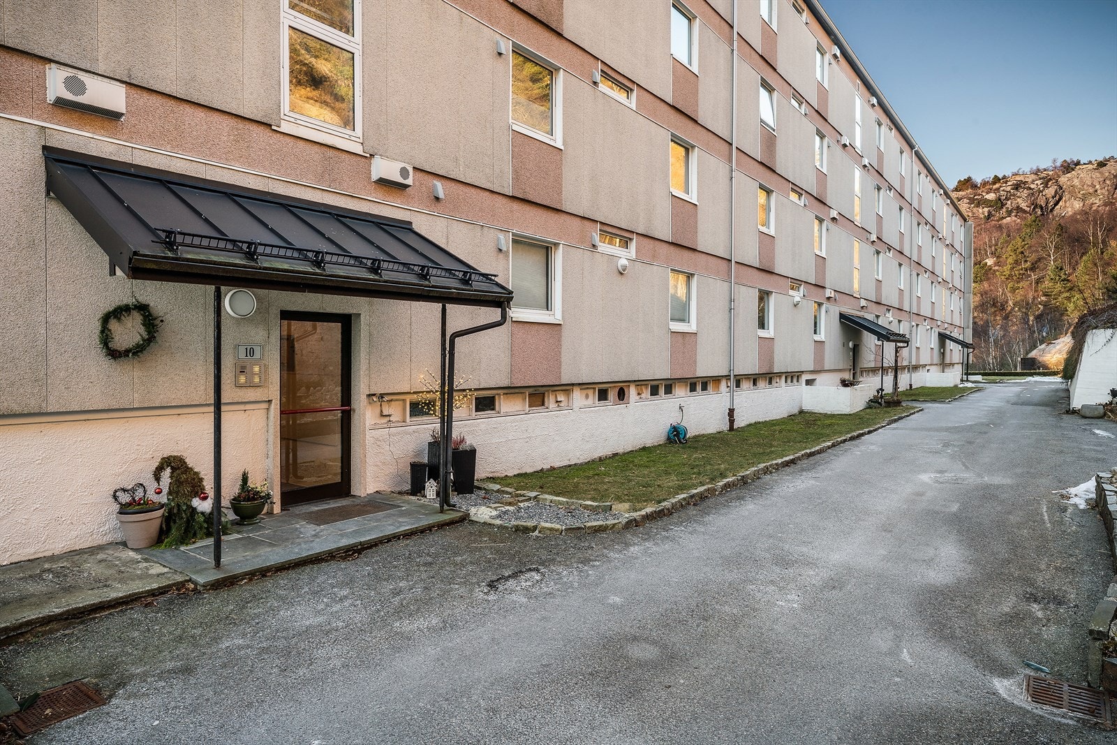 - Borettslaget har egen driftstjeneste, kontor og pent opparbeidede utearealer. Borettslaget har et fellesvaskeri med en helt ny industrimaskin samt tørketrommel (pt. gratis å vaske!) - Galleribilde