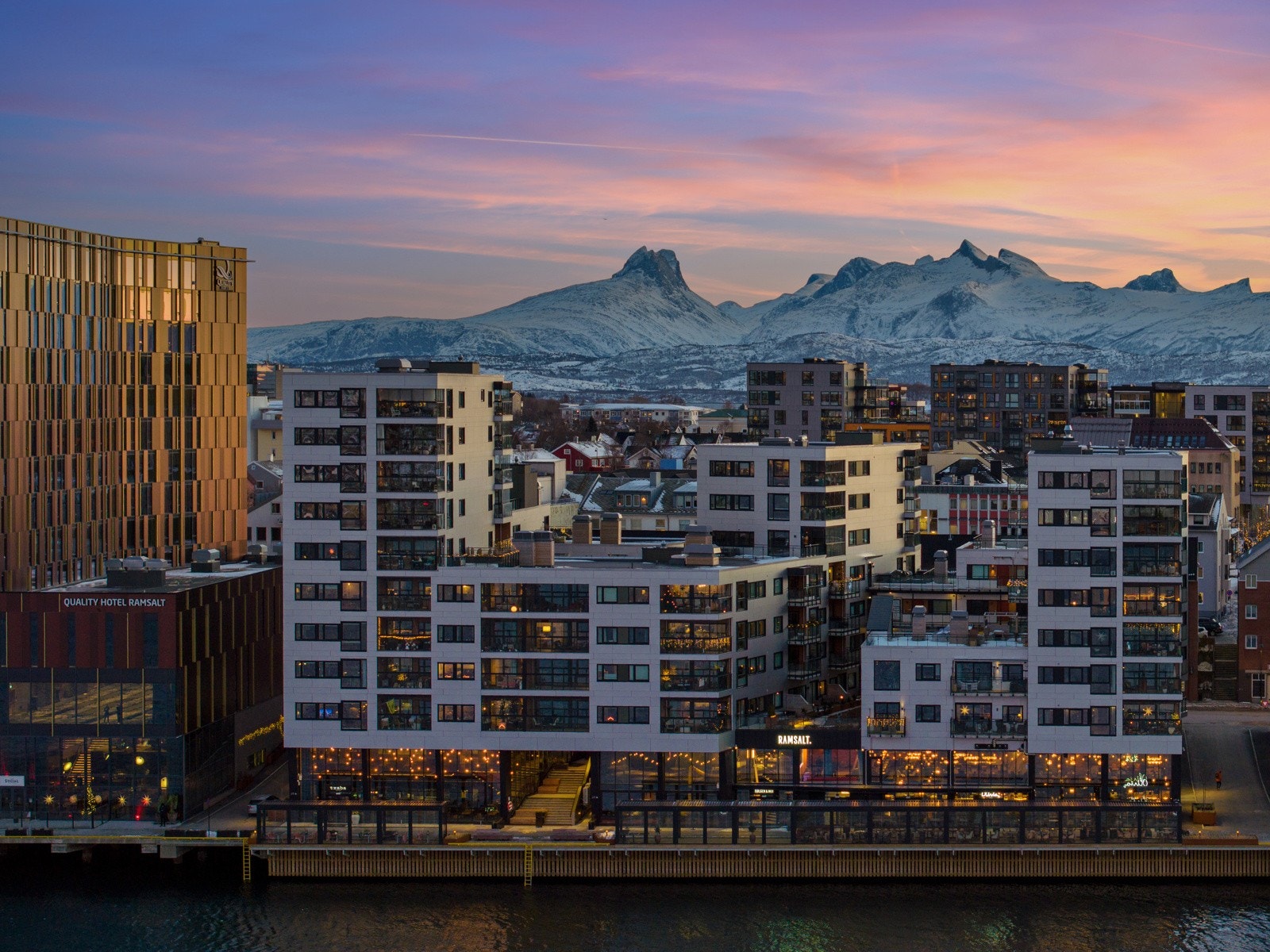 Velkommen til Sjøgata 33B i Ramsalt - en stilfull og moderne 3-romsleilighet i byggets fjerde etasje. Galleribilde