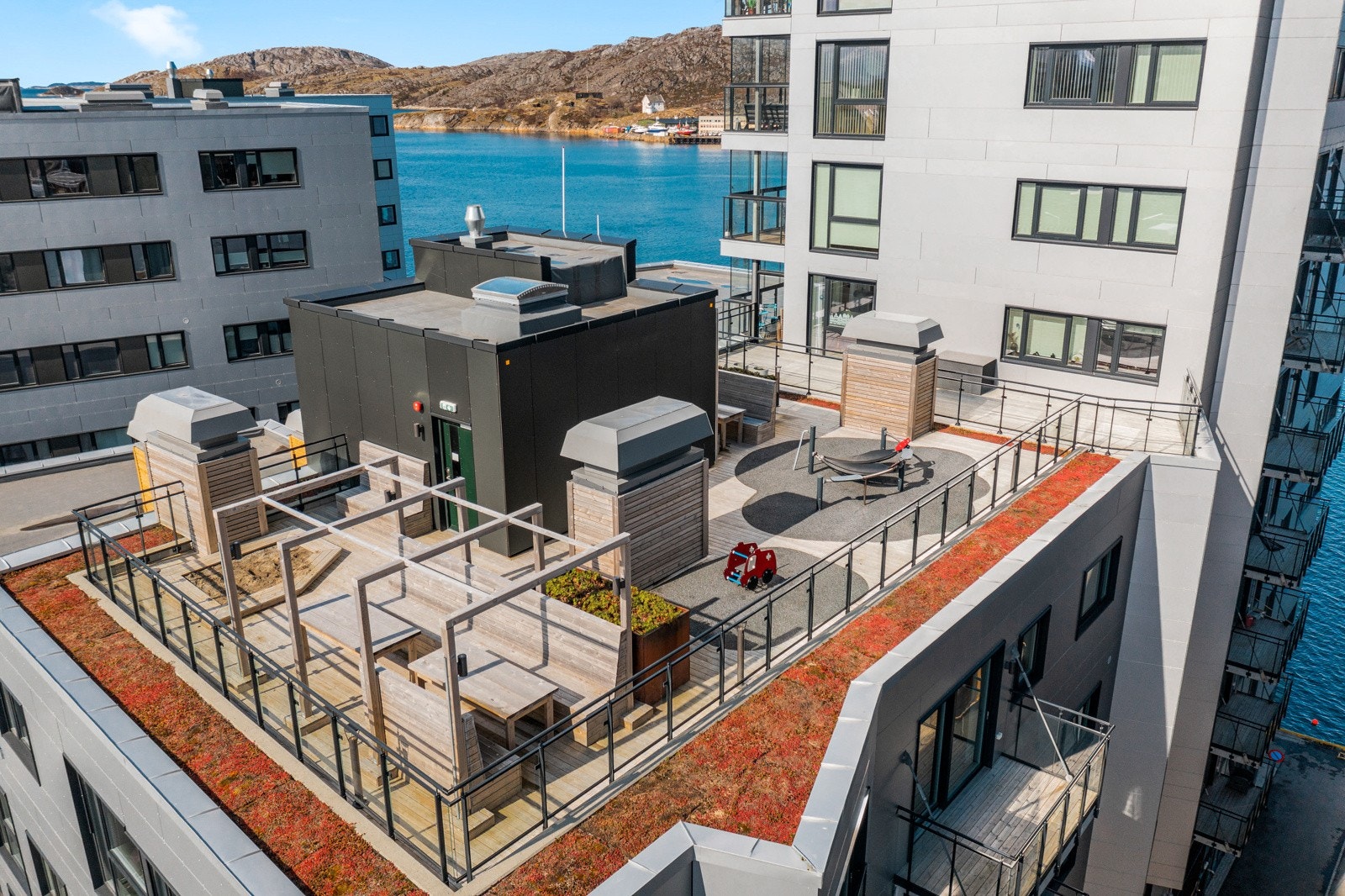 Borettslaget fremstår som veldrevet, og byr blant annet på to felles takterrasser for sine beboere. Galleribilde