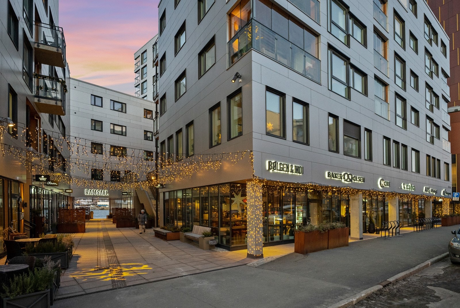 Ramsaltkvartalet byr blant annet på flere restauranter, kaféer og frisørsalong. Dagligvare er også like utenfør døra. Galleribilde