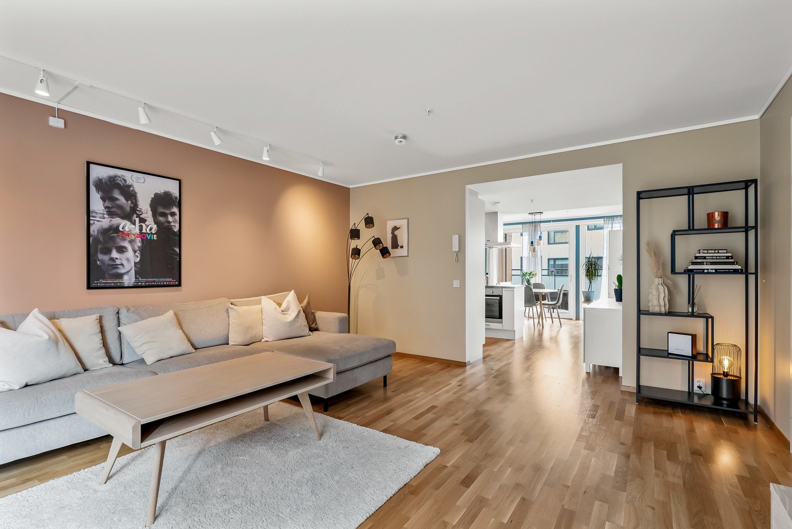 Kjøkkenet ligger i en åpen løsning med stuen, og har en praktisk planløsning slik at sonene likevel føles noe adskilt. Galleribilde