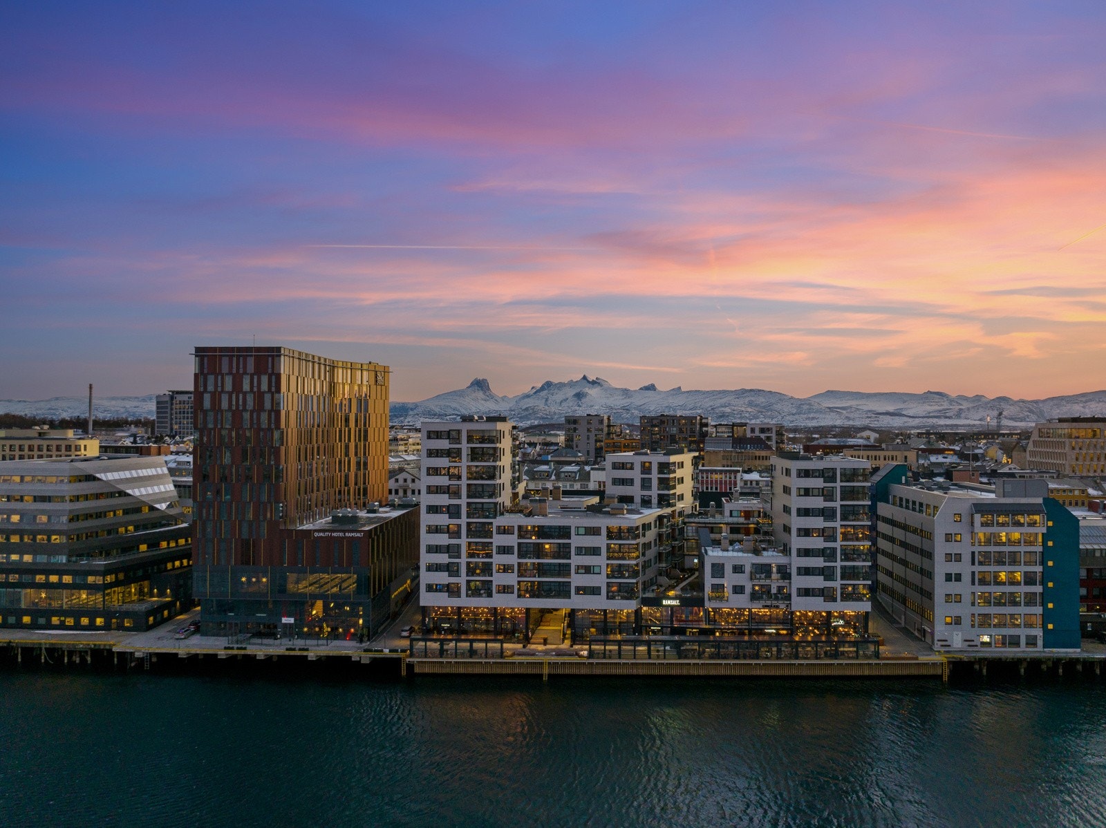 Ramsaltkvartalet byr blant annet på flere restauranter, kaféer og frisørsalong. Dagligvare er også like utenfør døra. Galleribilde