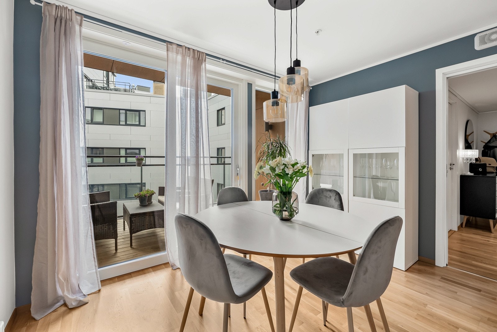 Det er god plass til en romslig spisegruppe og tilhørende oppbevaringsmøblement i kontakt med kjøkkenet. Galleribilde