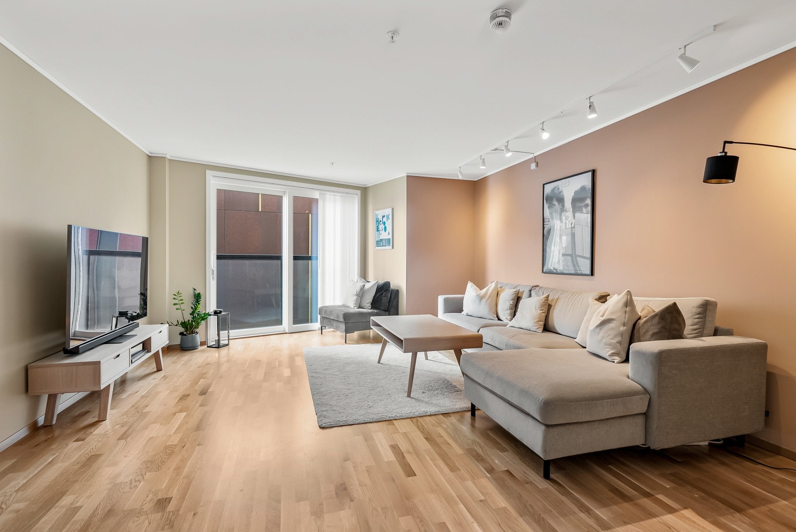 Stuerommet har utgang til en sjarmerende fransk balkong, som gir rommet gjennomgående naturlig lysinnslipp og gode luftemuligheter. Galleribilde