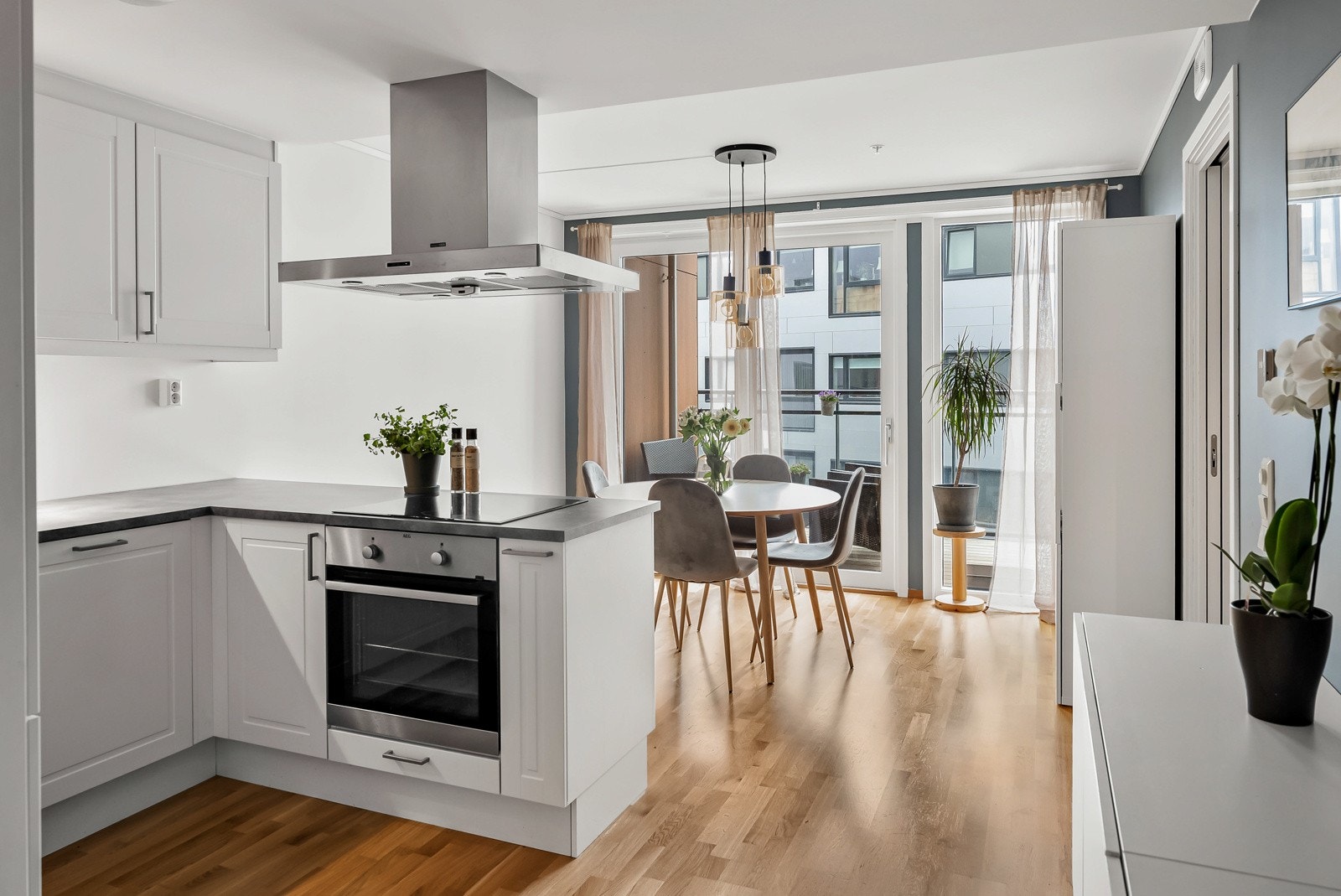 Kjøkkenet ligger i en åpen løsning med stuen, og har en praktisk planløsning slik at sonene likevel føles noe adskilt. Galleribilde