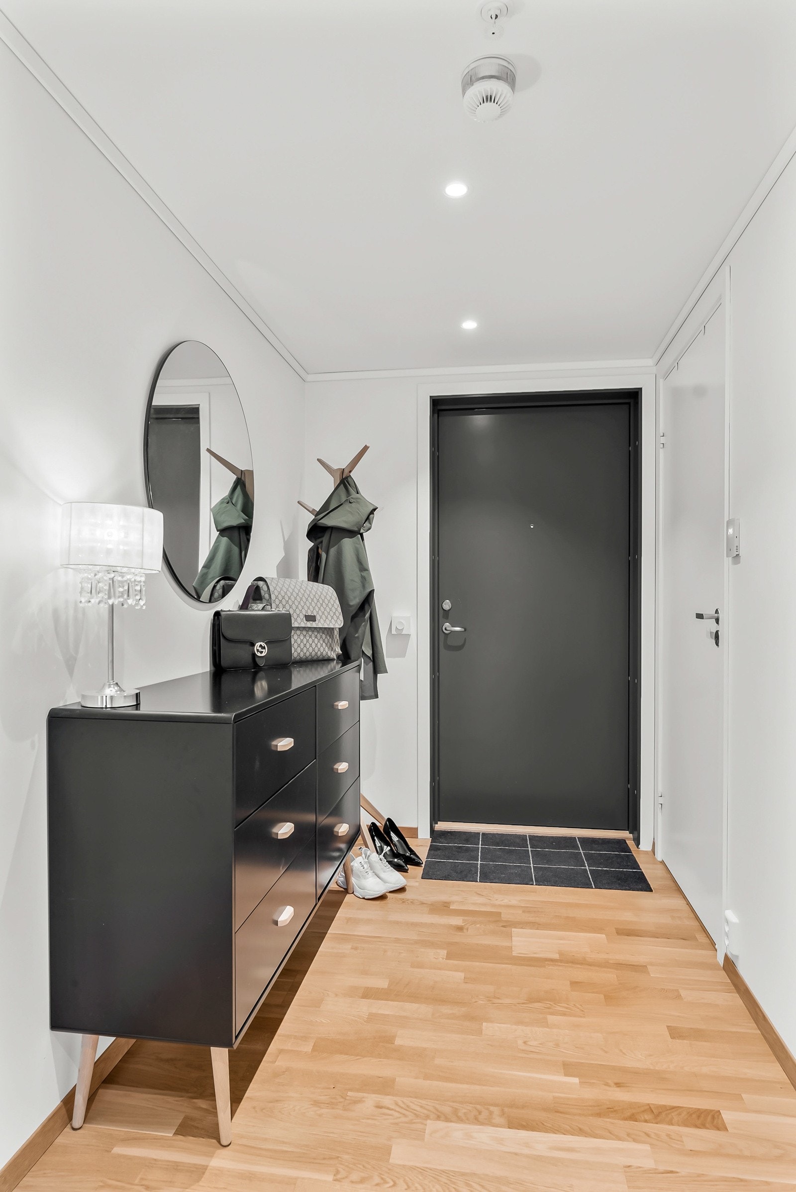 Her har du også tilhørende teknisk rom/bod, og få skritt utenfor døren fører heisen deg til garasje og gateplan. Galleribilde