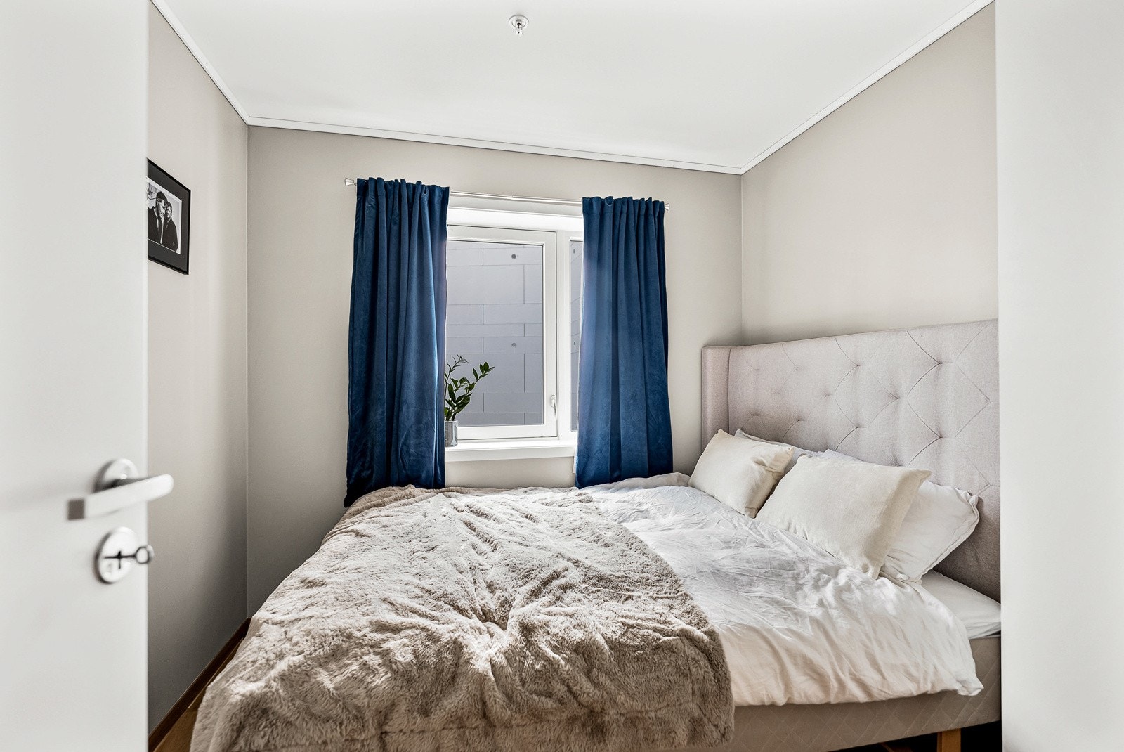 Det andre soverommet er på rundt 8 kvm, og fungerer ypperlig som både soverom, gjesterom og hjemmekontor. Galleribilde