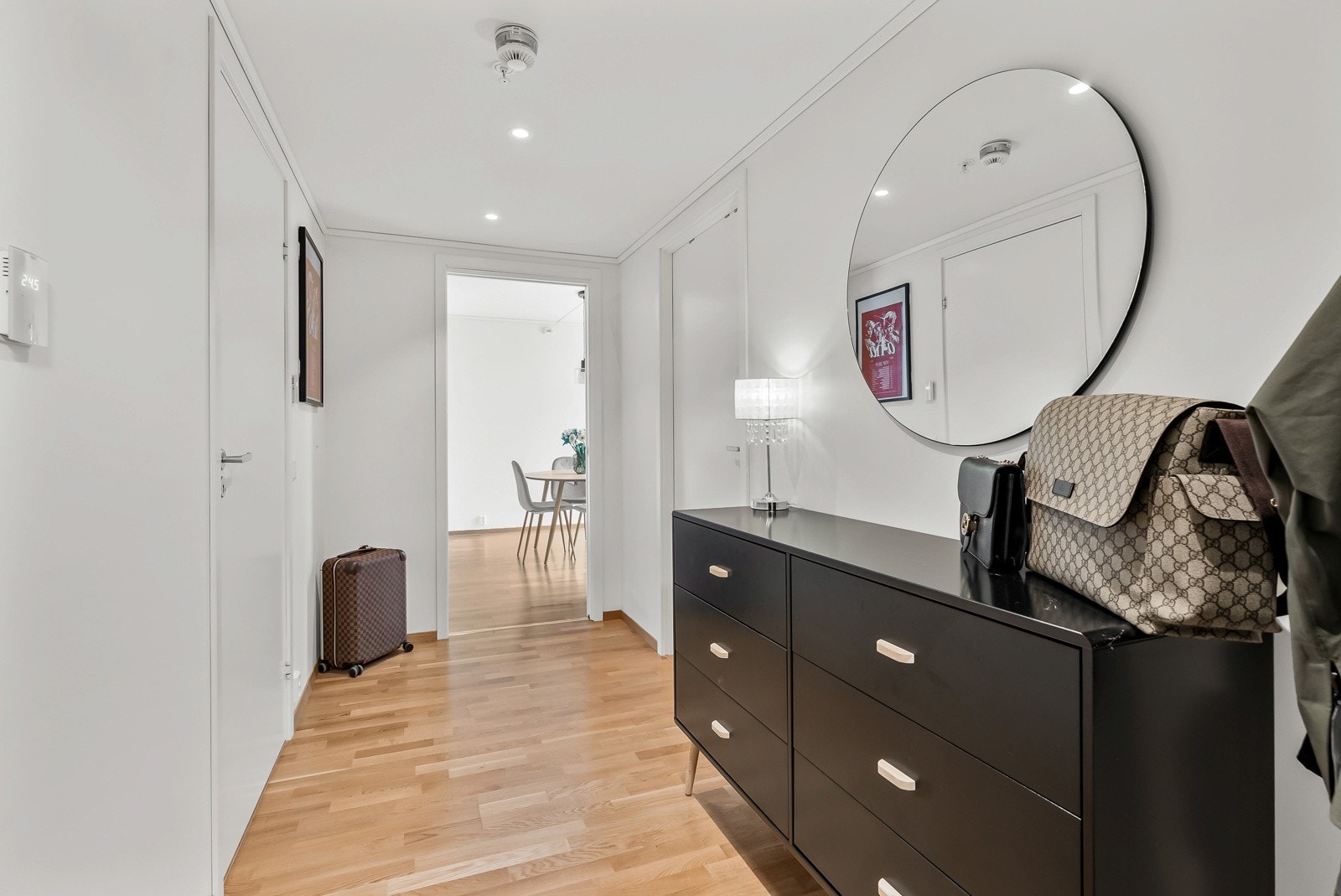 Entréen gir deg et stilfullt og innbydende førsteinntrykk av boligen. Det er god plass til jakker og sko, samt et ekstra garderobemøblement. Galleribilde