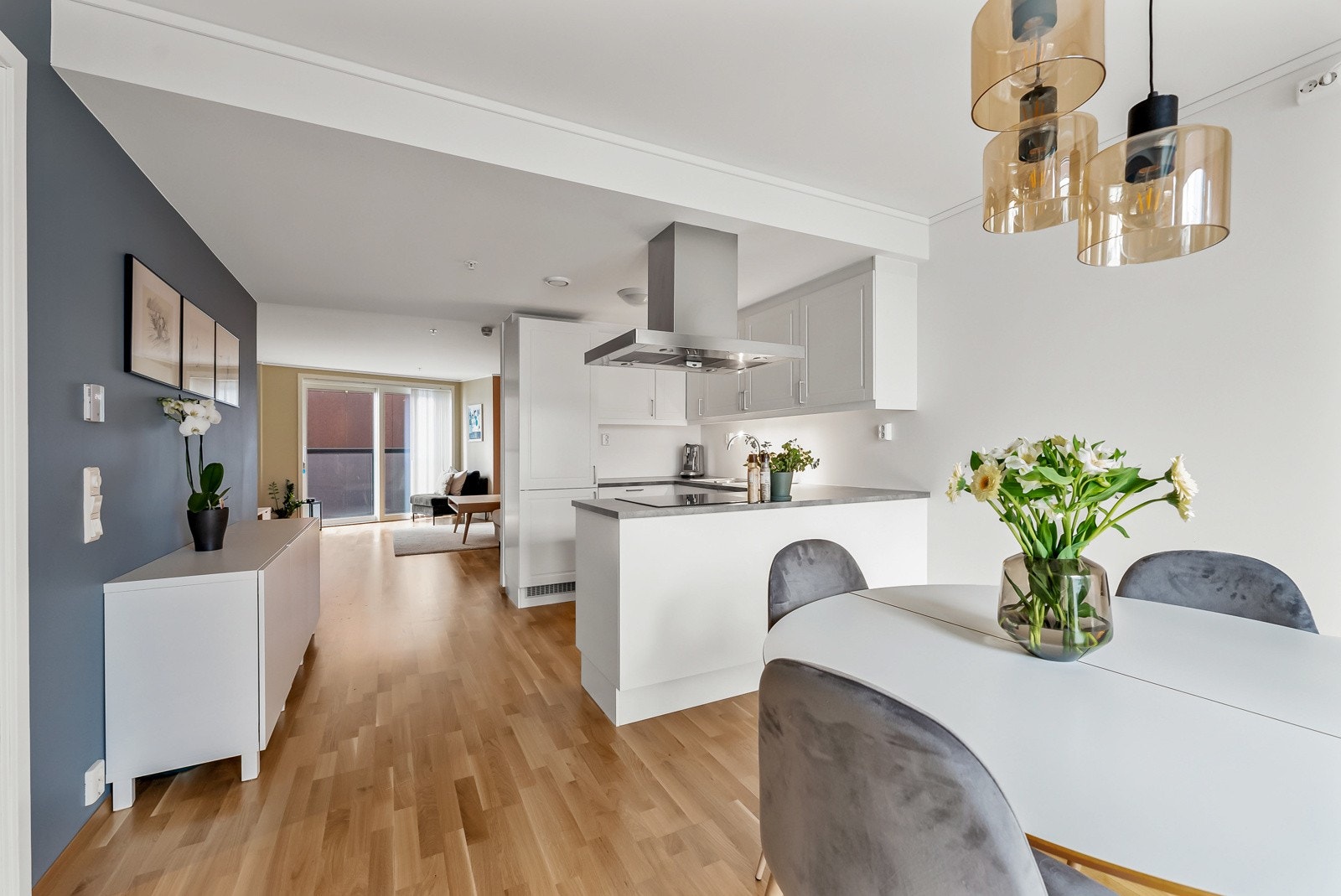 Rommet har lun oppvarming med vannbåren varme i gulvet. Galleribilde