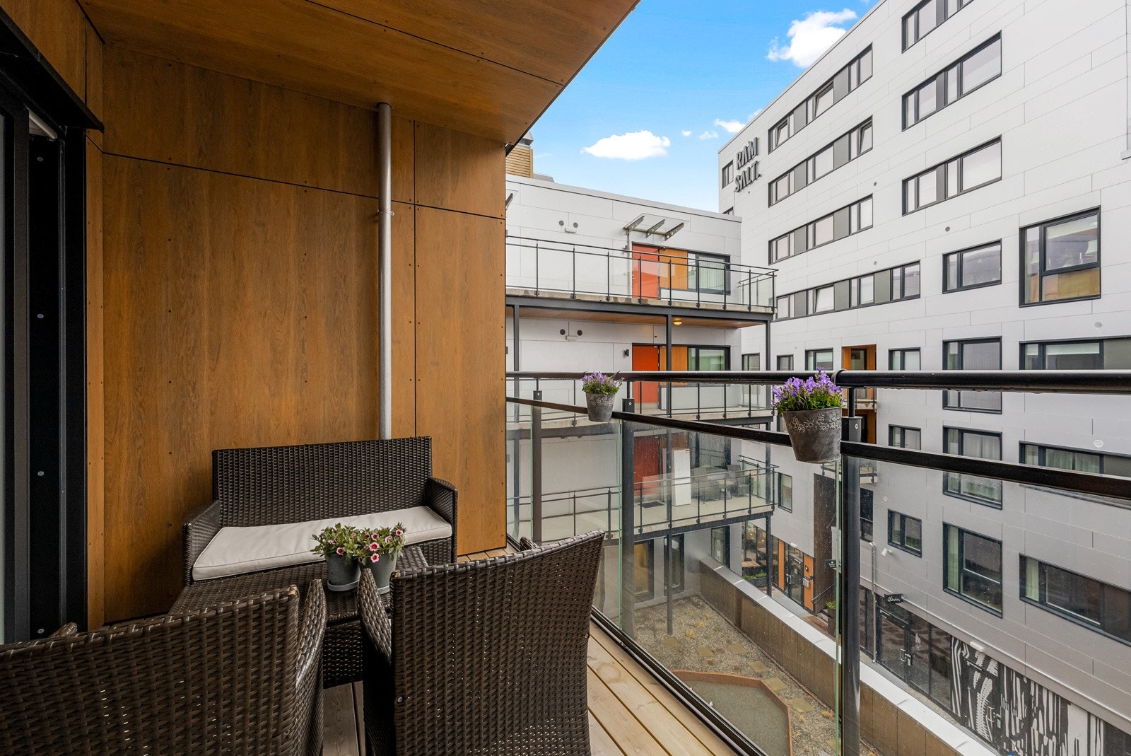 Fra spisestuen har du utgang til boligens balkong. Denne er på i overkant av 7 kvm, praktisk overbygd, og med sol fra ca. 12-19 ifølge selger. Galleribilde