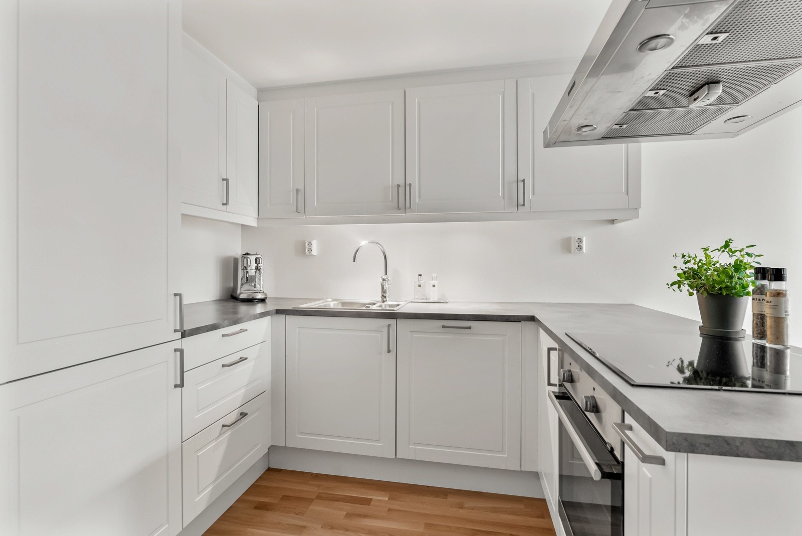 Her har du integrert stekeovn, platetopp, oppvaskmaskin og kjøleskap med fryser. Galleribilde