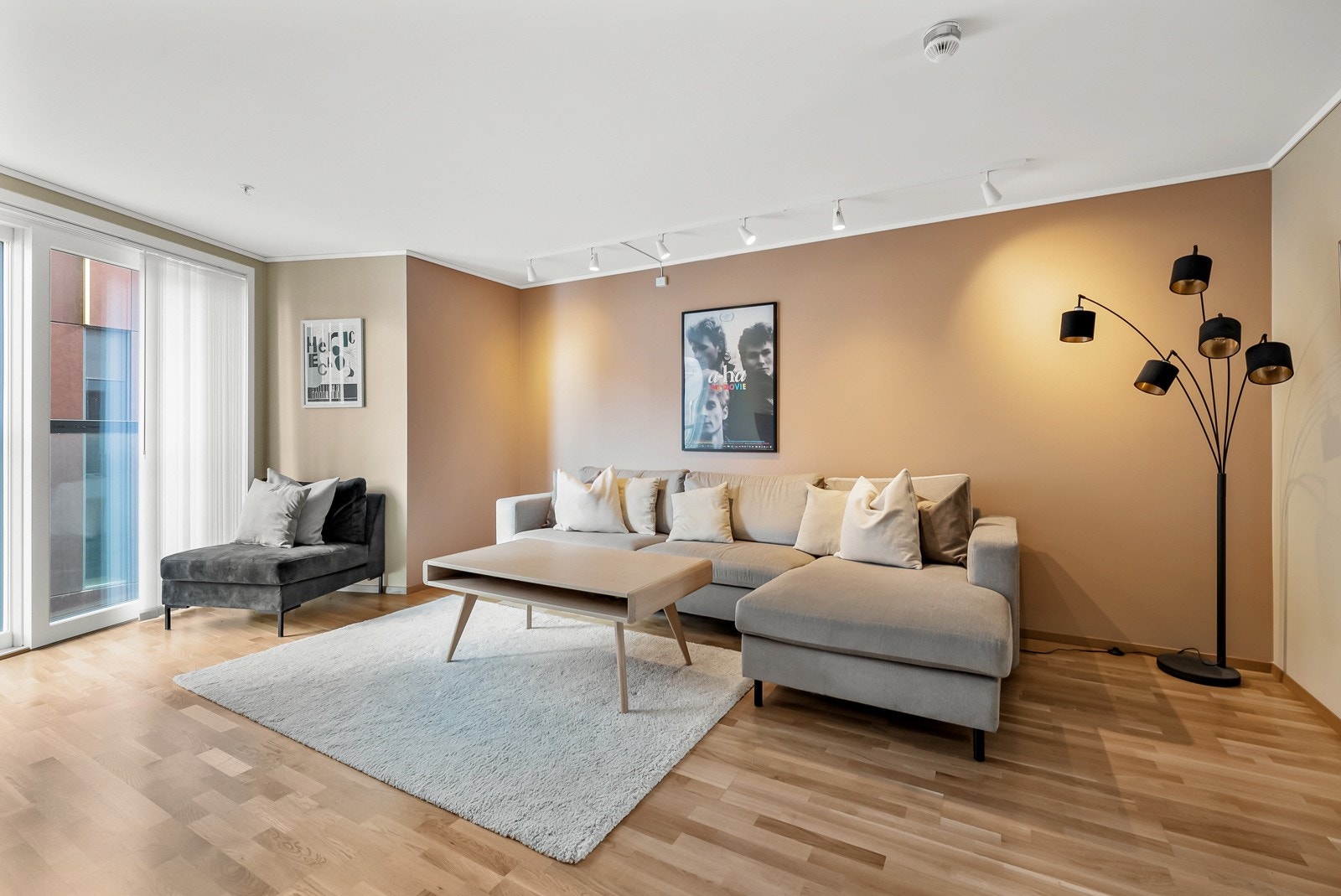 Leiligheten har gjennomgående smakfulle farge- og materialvalg, som gir et lunt uttrykk til den toppmoderne utformingen. Galleribilde