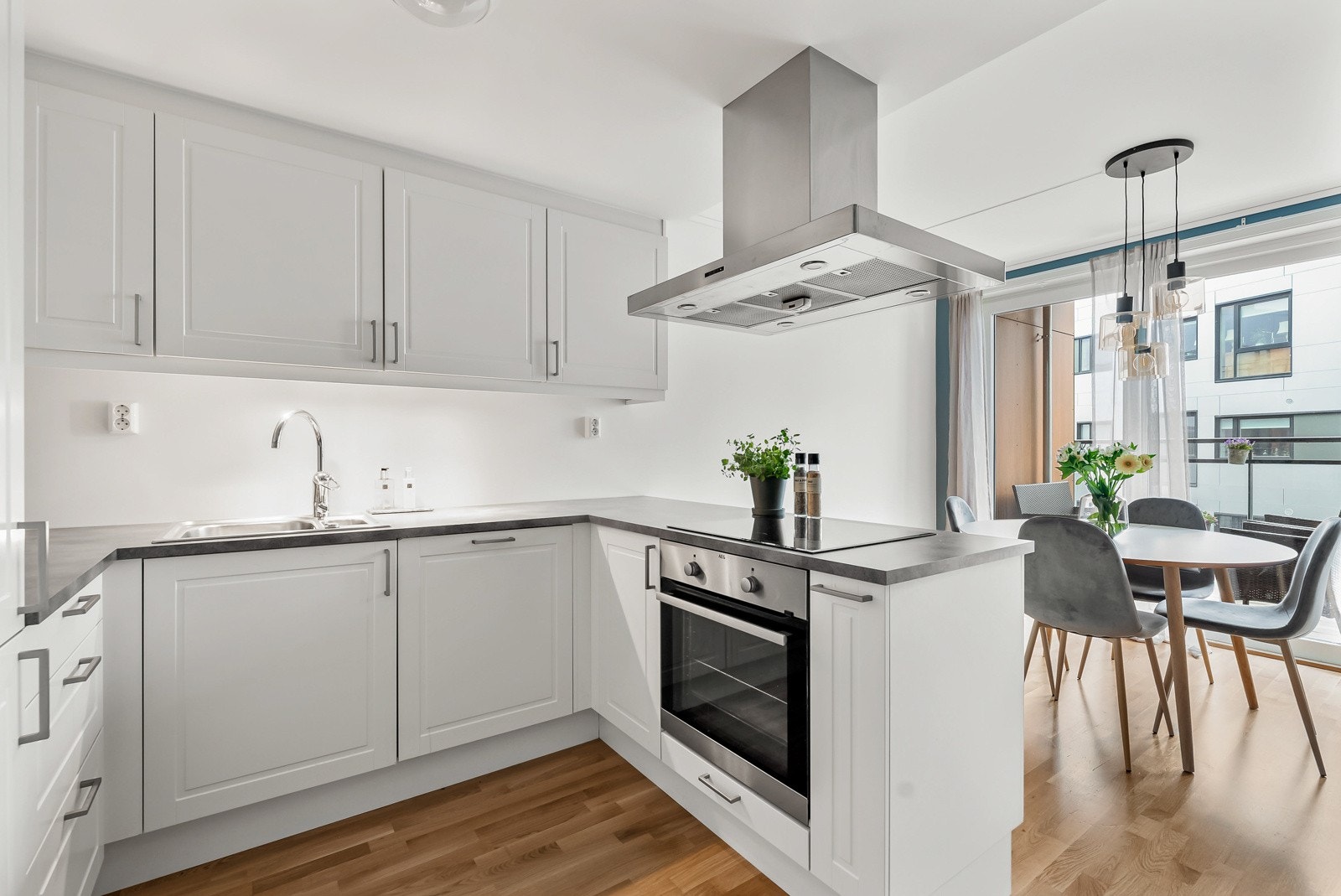 Kjøkkeninnredningen er lys, flott og moderne - og har fått tilstandsgrad 1 av takstmann. Galleribilde