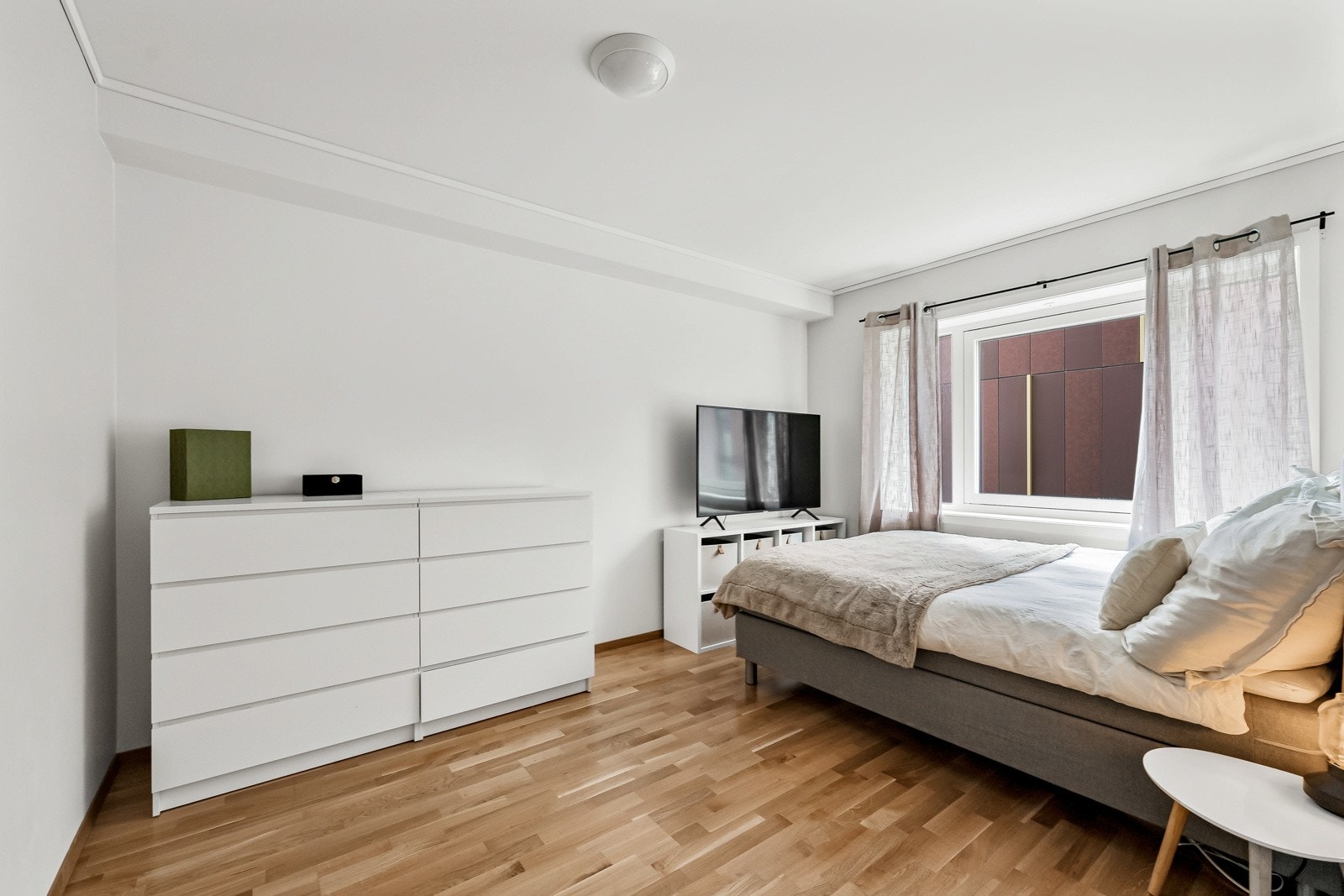 Hovedsoverommet er på nærmere 13 kvm, og har fint med plass til dobbeltseng, garderobeløsning og ytterligere møblement. Galleribilde