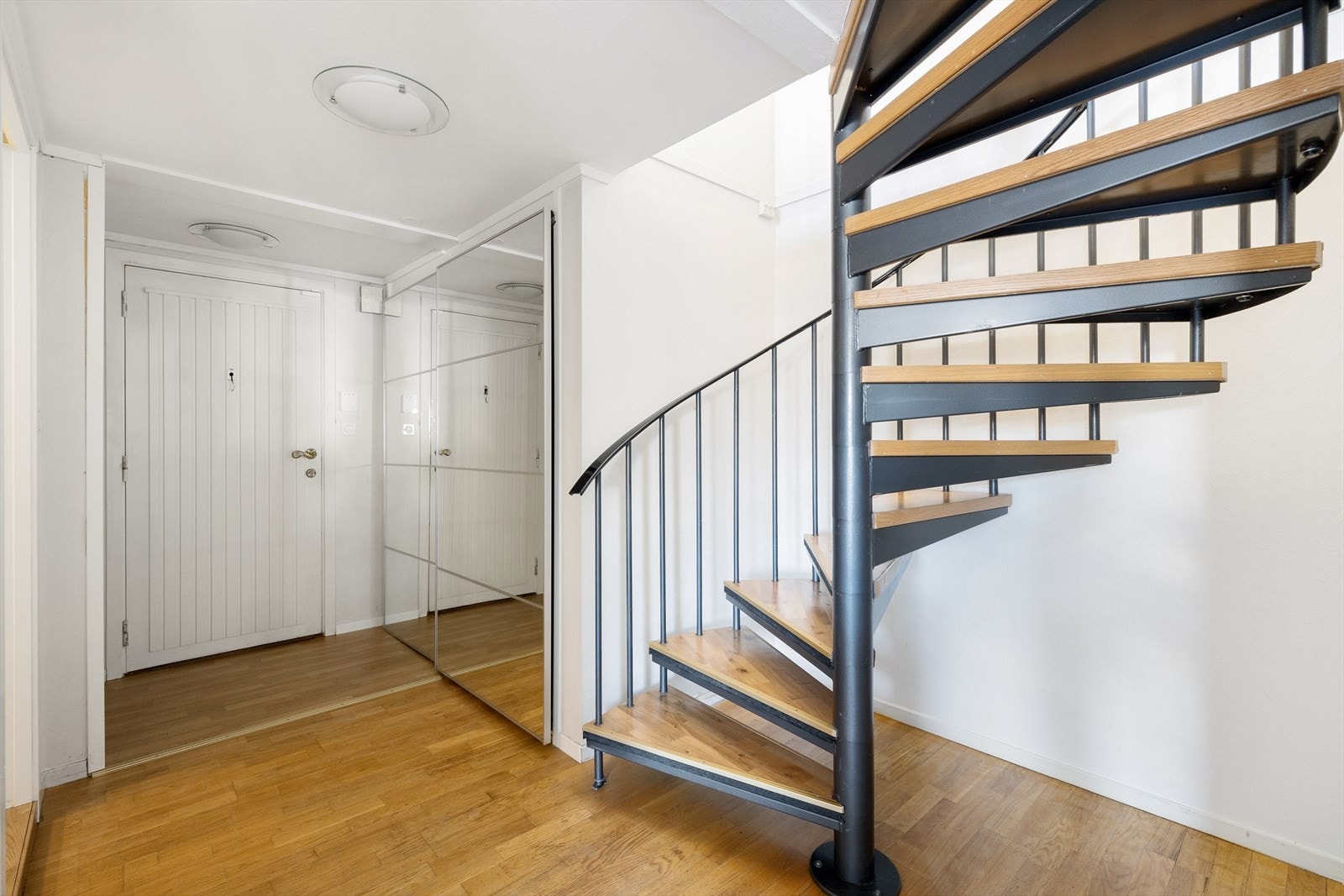 Plassbesparende vindeltrapp ned i hovedetasjen. Galleribilde