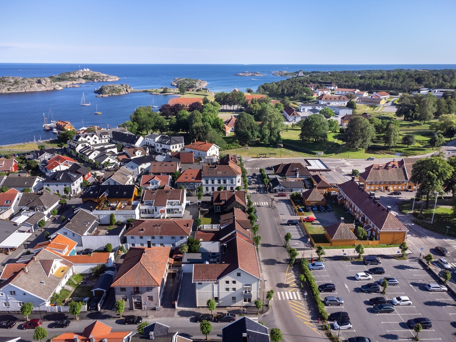 Boligen ligger sentralt til med gangavstand til sentrum av Stavern Galleribilde