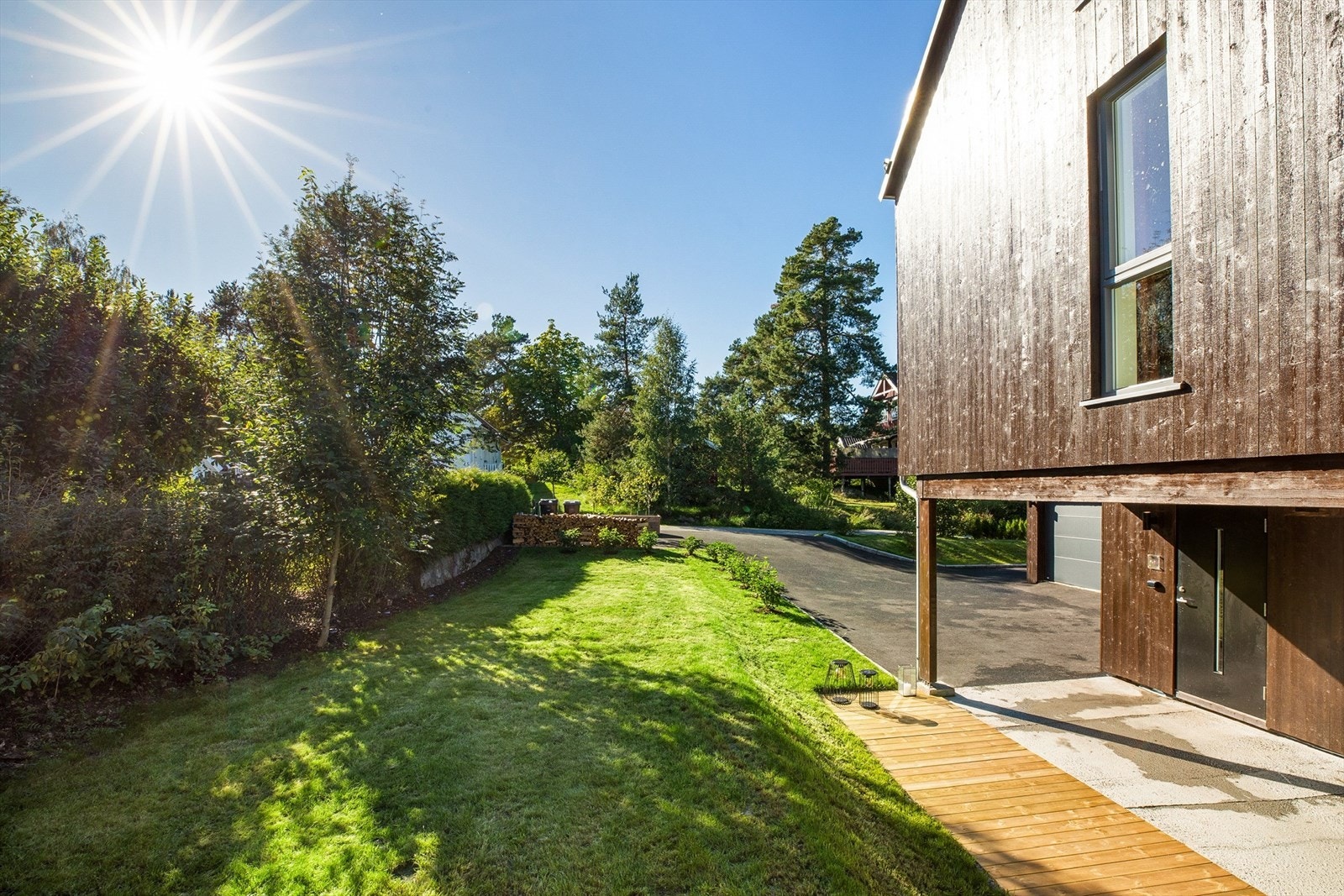 Pent opparbeidet tomt beliggende i et rolig og barnevennlig boområde med gode solforhold. Galleribilde