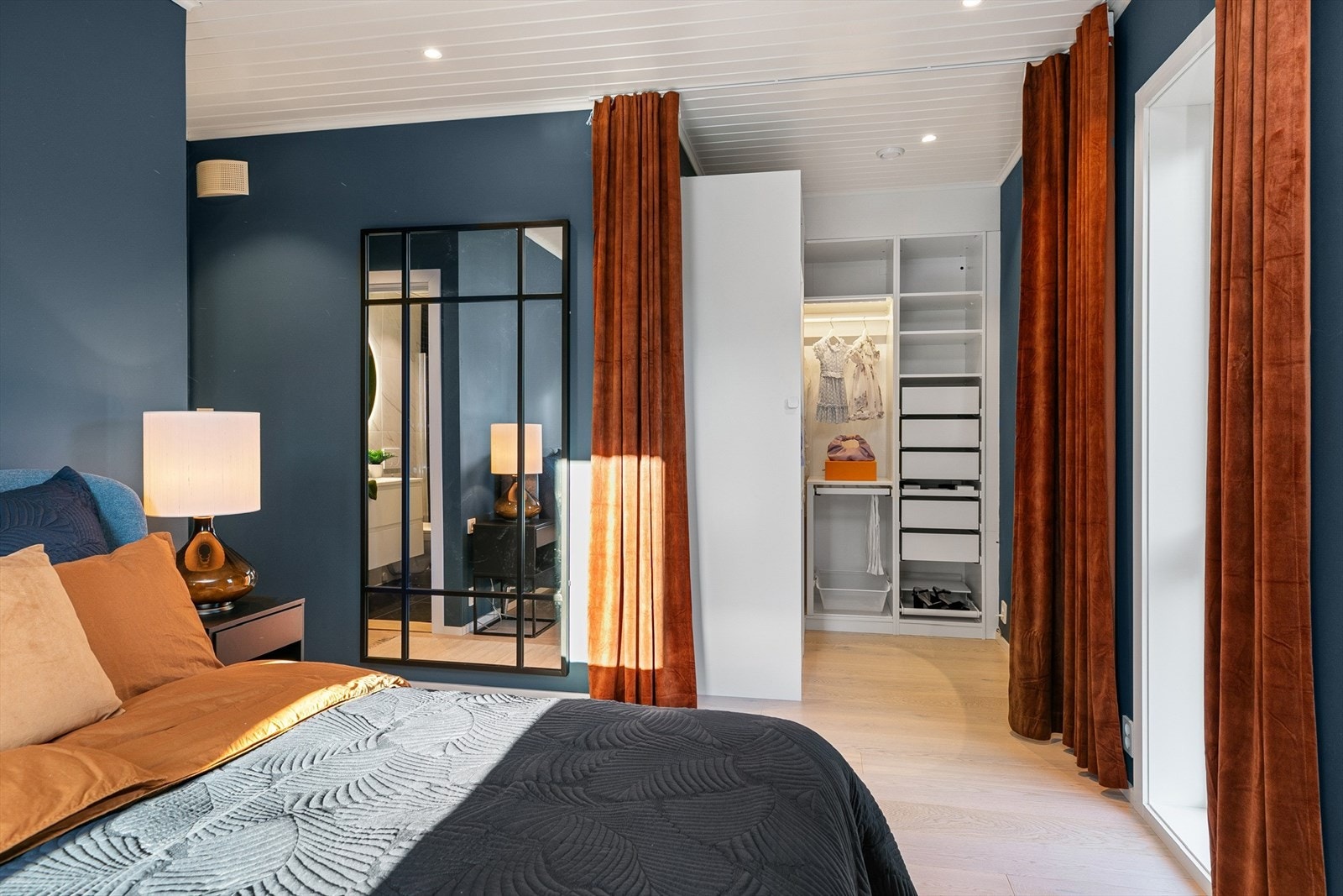 Hovedsoverommet har eget walk-in-closet med god plass til oppbevaring. Galleribilde