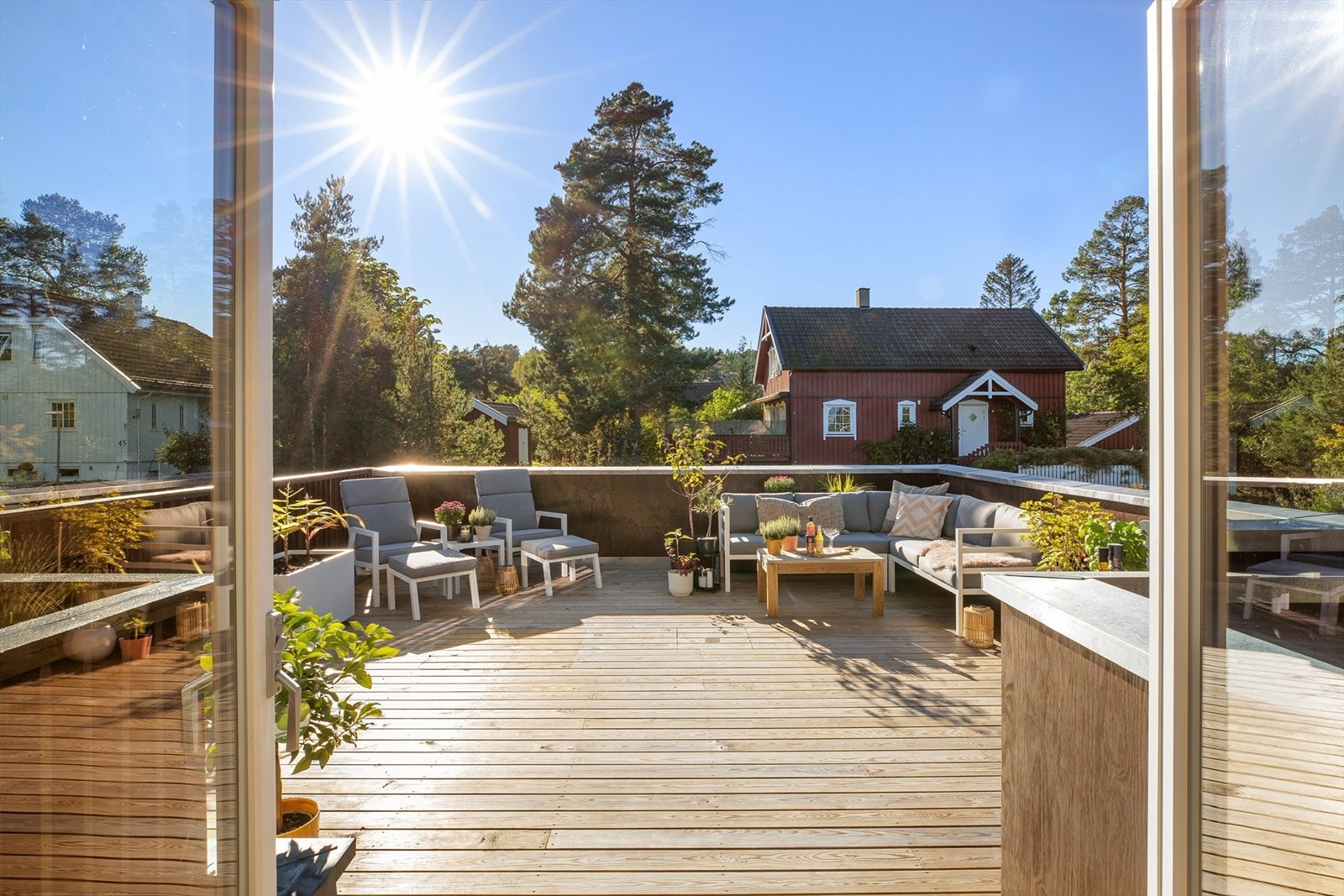 Herfra er det utgang til stor solrik terrasse. Galleribilde