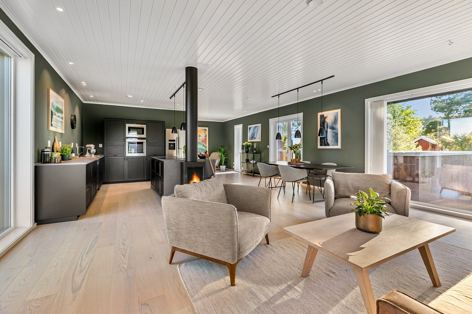 Her er montert peisovn midt i rommet som gir god varme og hygge på kalde dager. Galleribilde