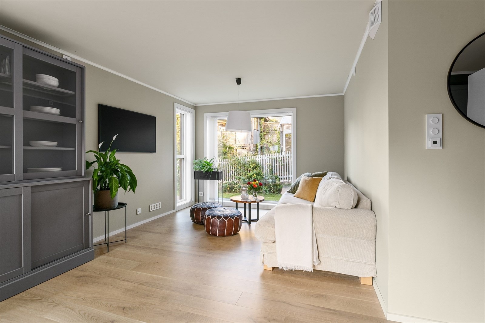Rommet er lyst og koselig med store vindusflater som slipper godt med lys inn i rommet. Galleribilde