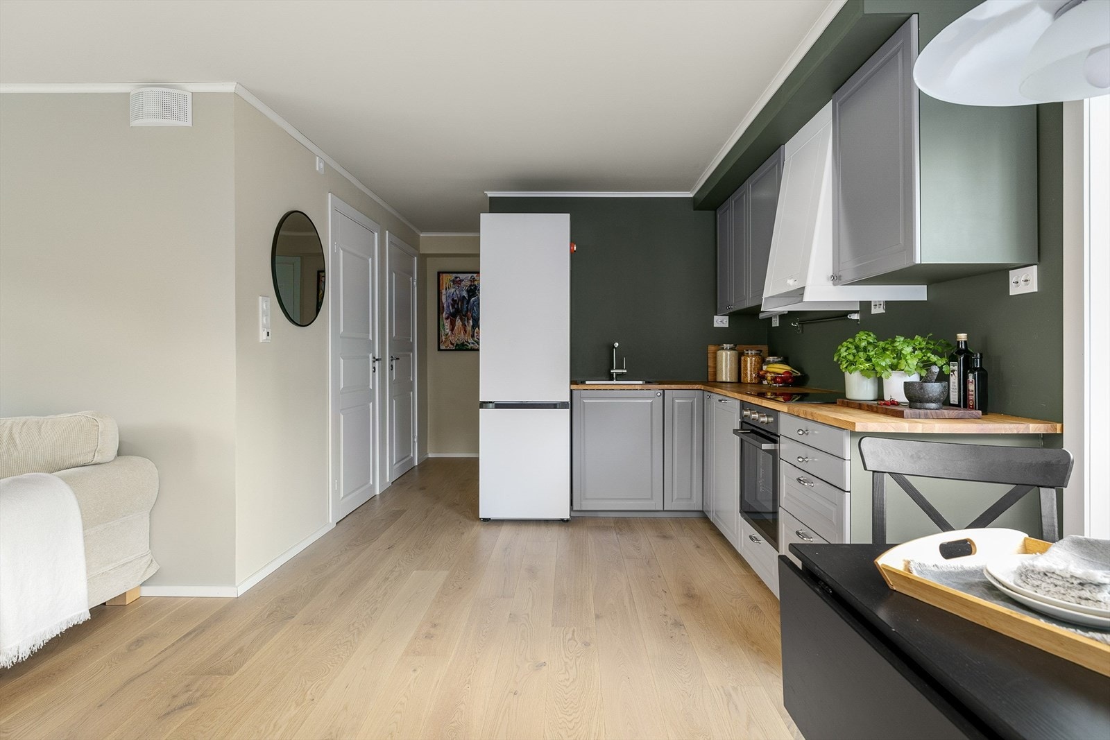 Utleiedelen har IKEA kjøkken med grå profilerte fronter og heltre benkeplate. Galleribilde