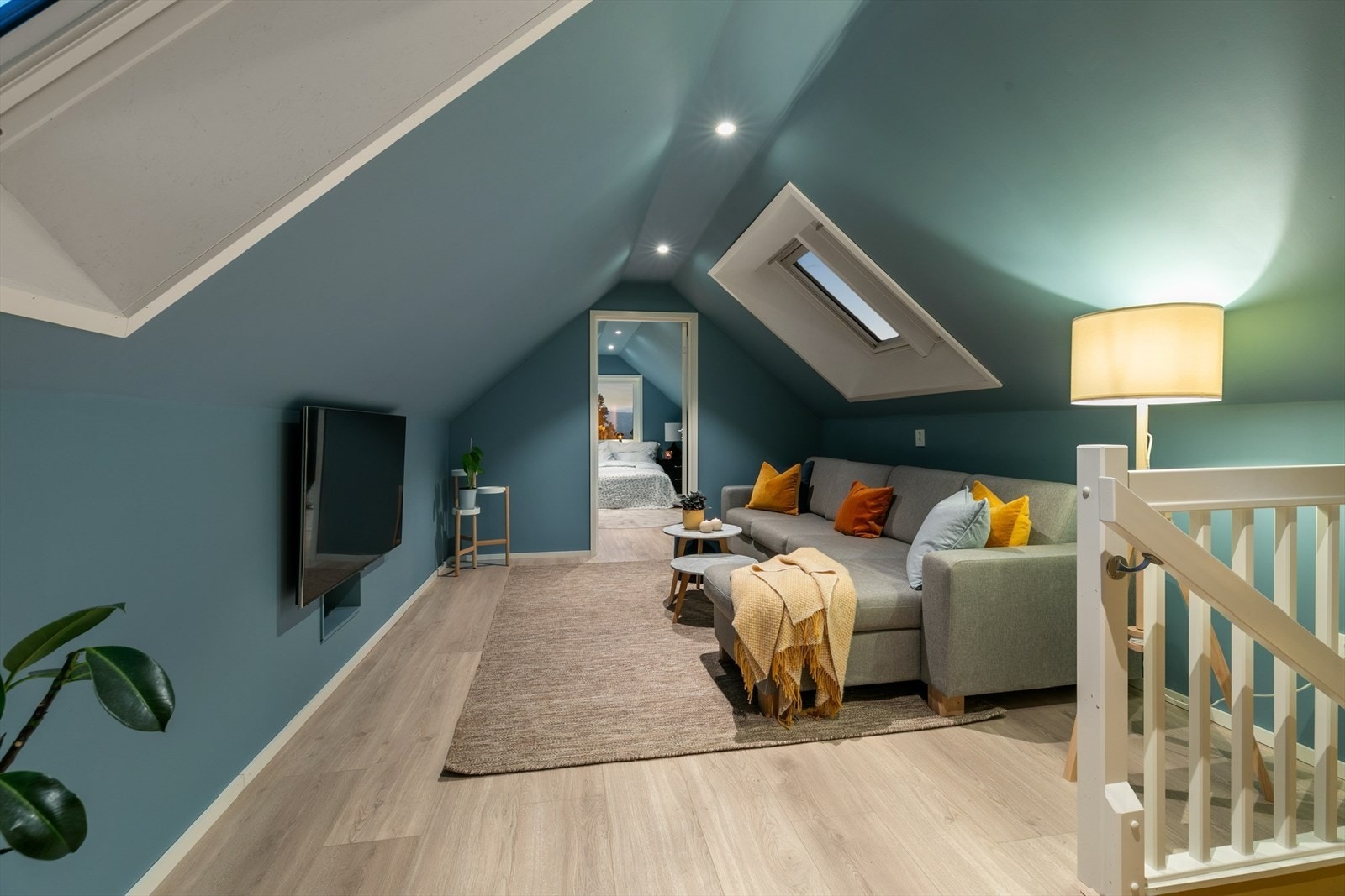 Loftstue med mye plass og takvinduer med regnsensor. Galleribilde