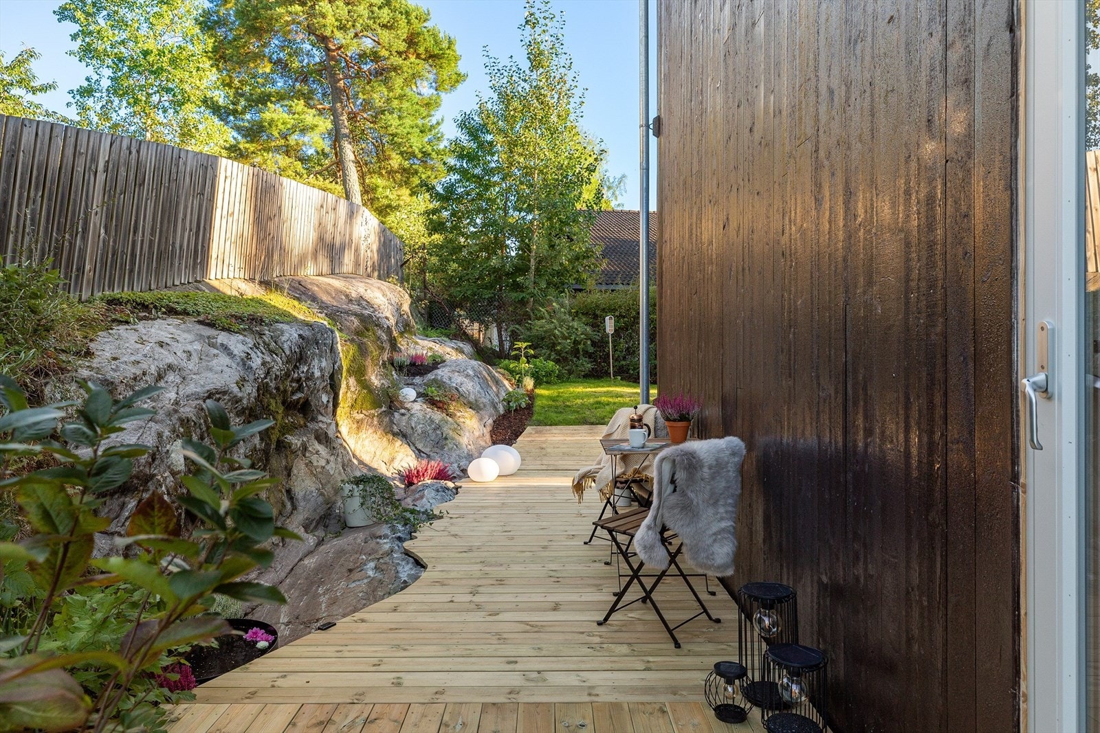 Her er det laget en koselig platting bak huset. Galleribilde
