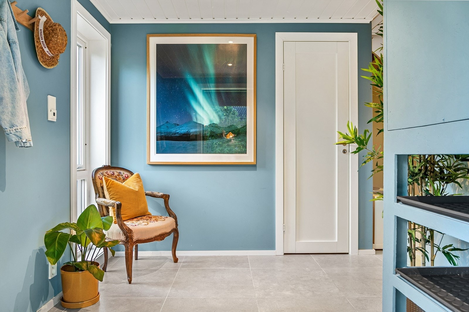 Her ønskes du velkommen inn i lys fliselagt entré med gulvvarme og her er det god plass til å henge fra seg ytterklær. Galleribilde