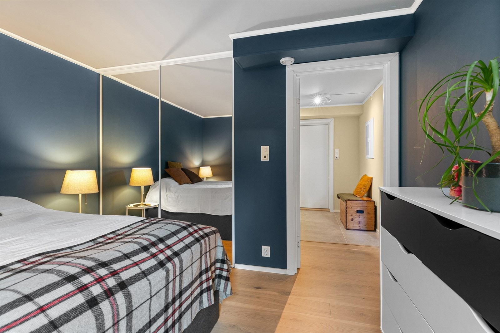 Her er det også garderobeskap med skyvedører i speil, med god plass til oppbevaring. Galleribilde