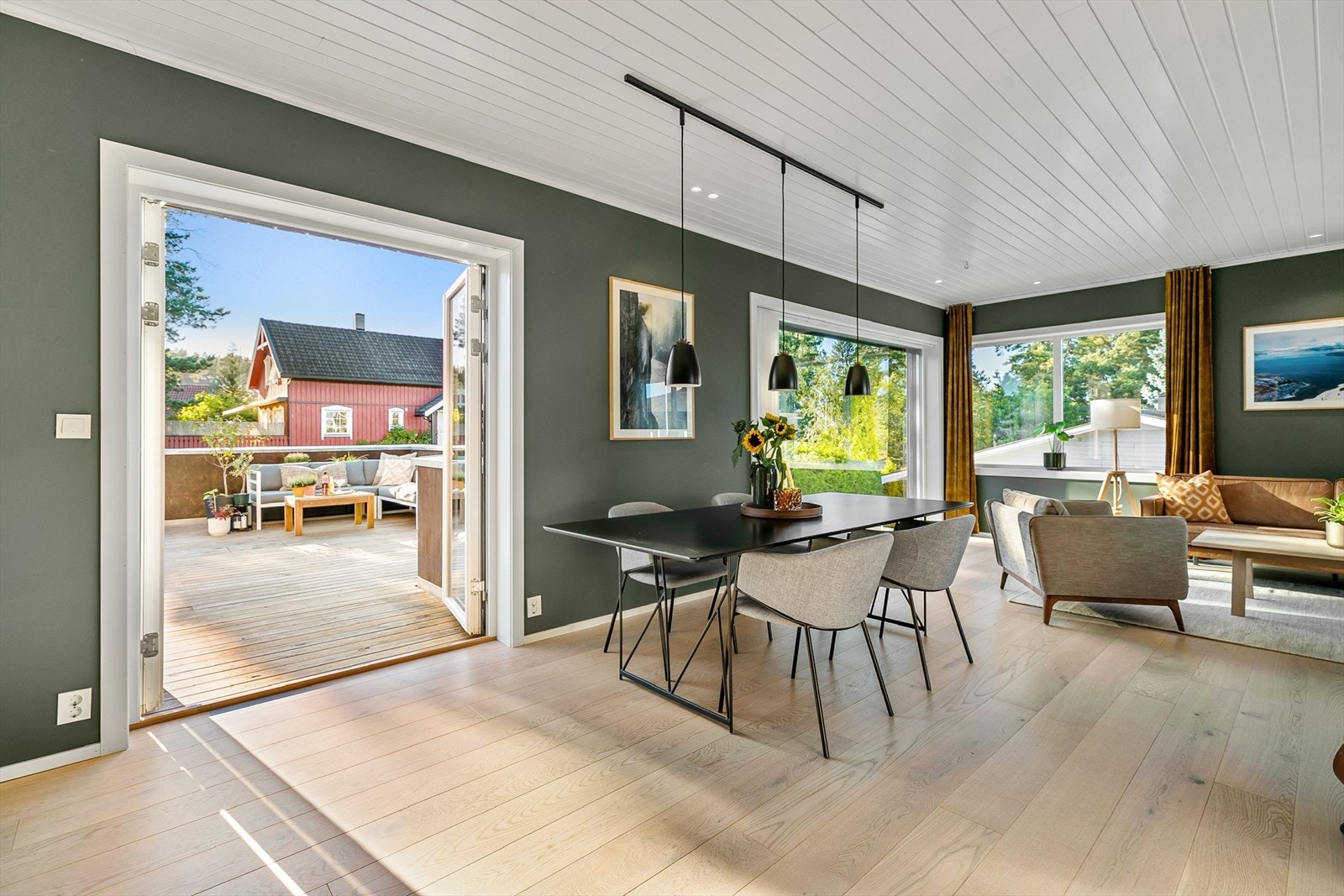 Veggene her er slette og malt i lyse farger, himling er lyssatt med downlights og det er stilig parkett på gulvet. Galleribilde