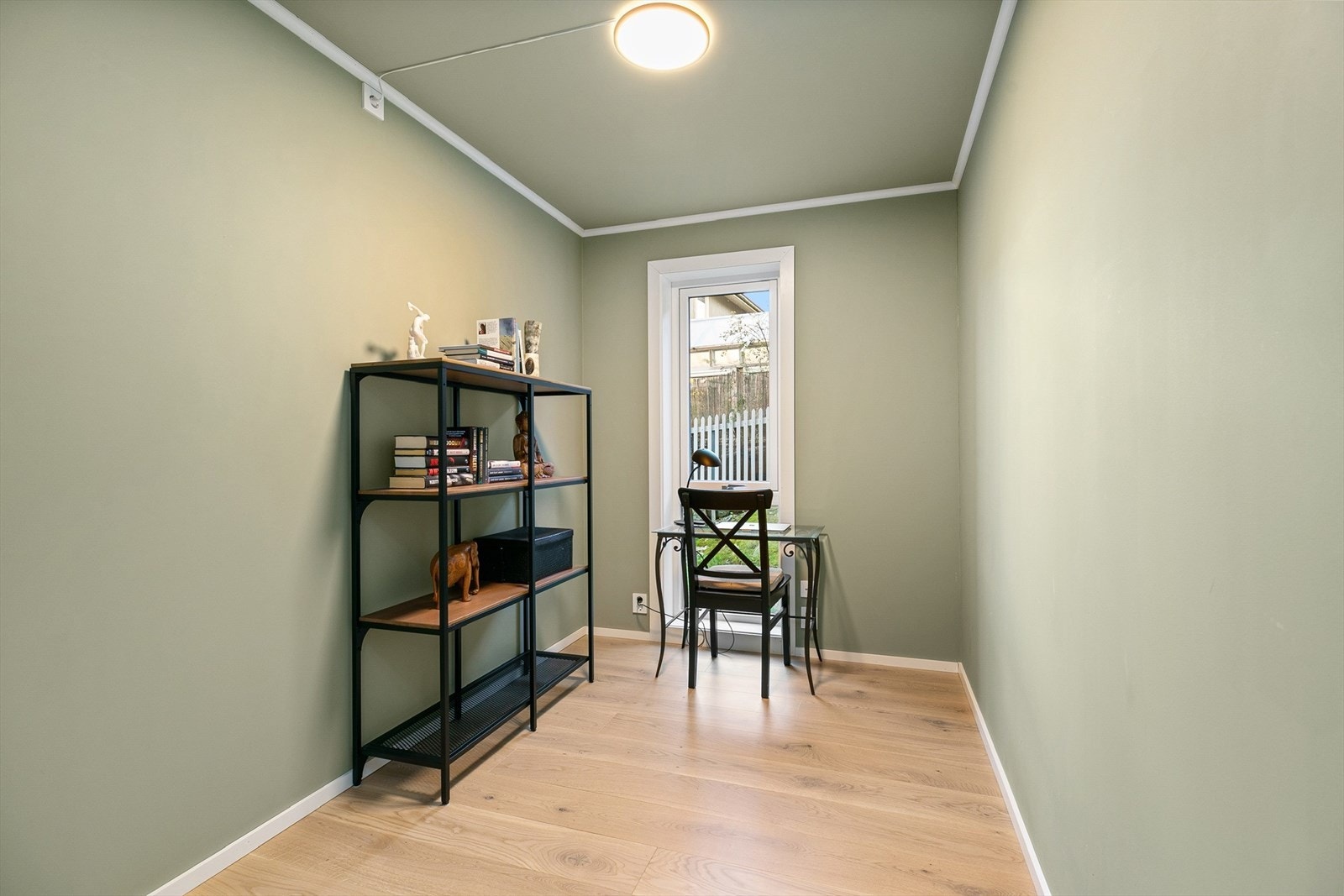 Romslig bod med god plass til diverse oppbevaring. Galleribilde