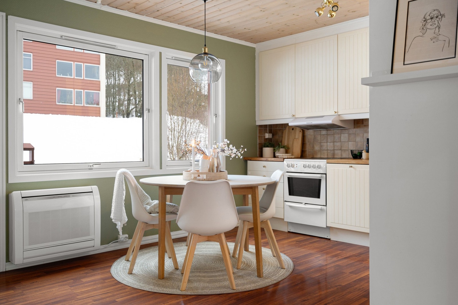 God plass til spisebord på kjøkkenet. Galleribilde