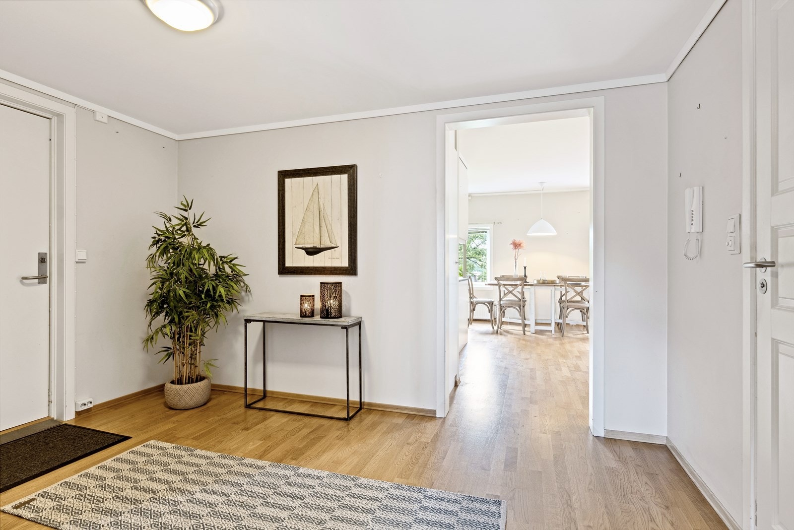 Meget romslig entré med plass til store garderobeskap og andre oppbevaringsmøbler. Galleribilde