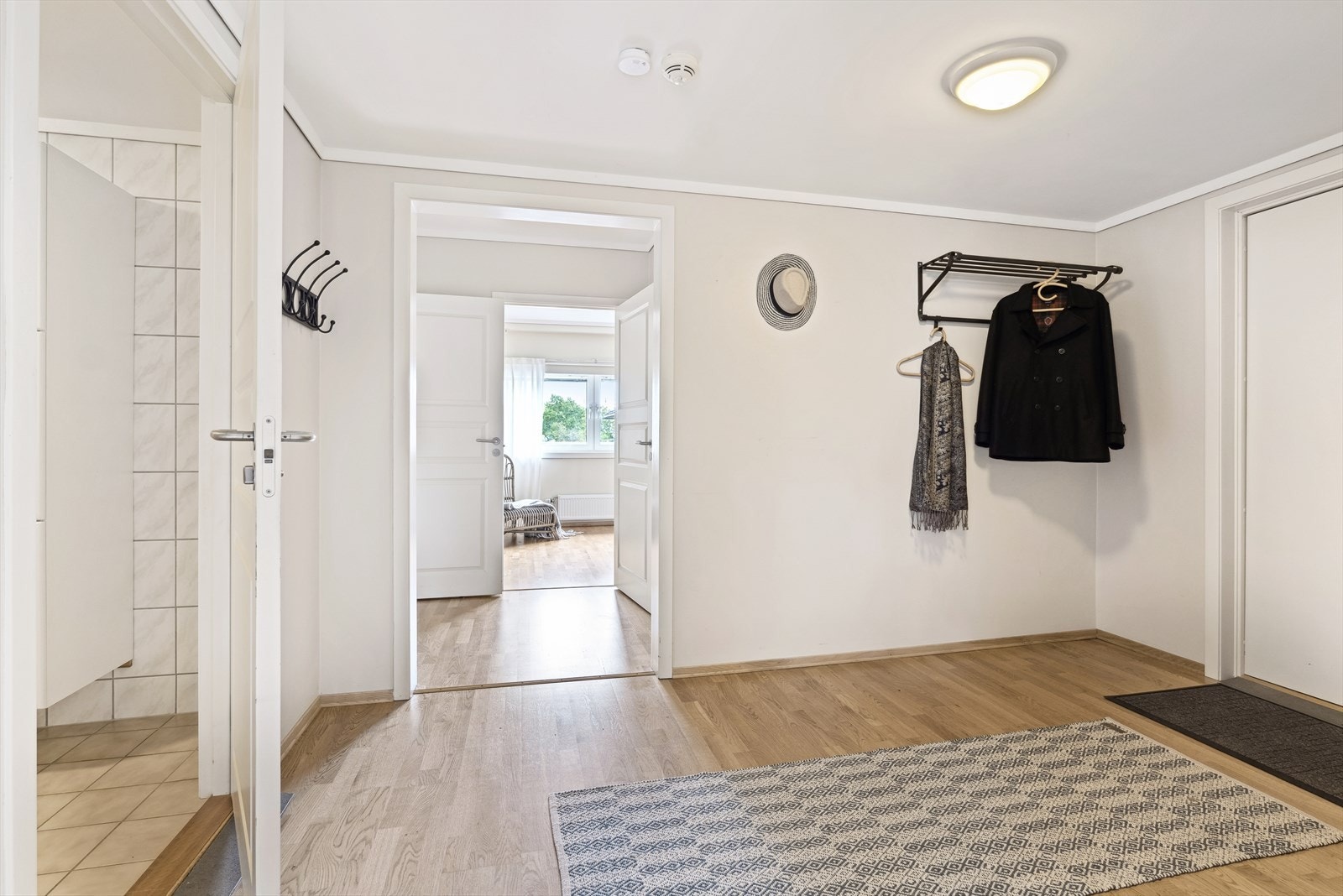 Fra entreen er det adkomst til de øvrige rommene i leiligheten. Galleribilde