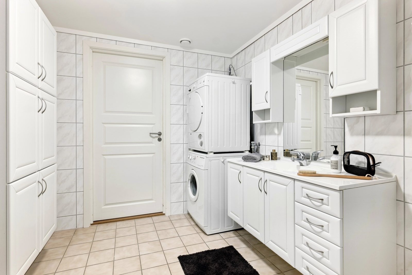 Flislagt og stort bad med innholdsrik og stilren innredning. Galleribilde