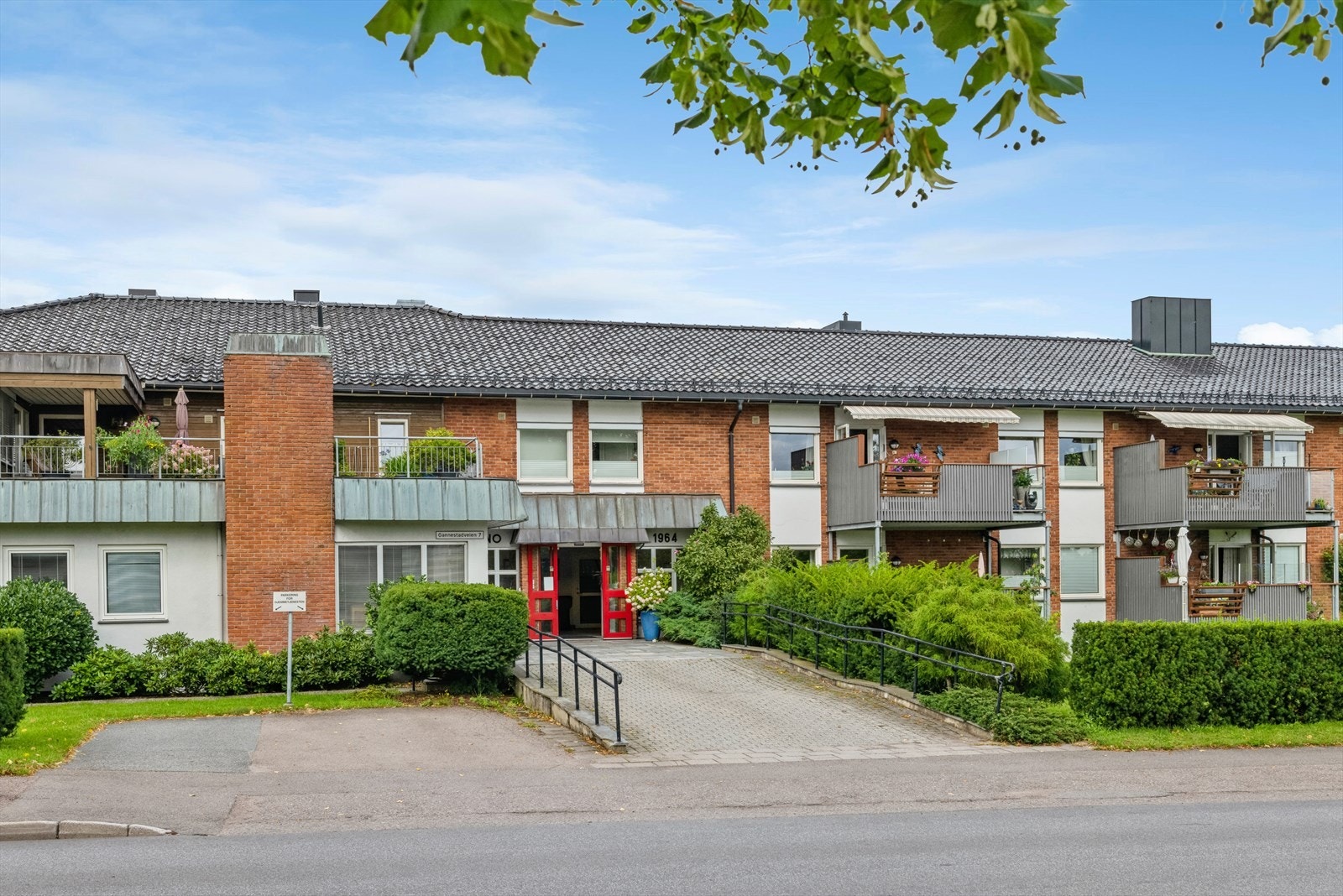 Her ses fasaden mot syd og hovedinngangen fra Gannestadveien. Galleribilde